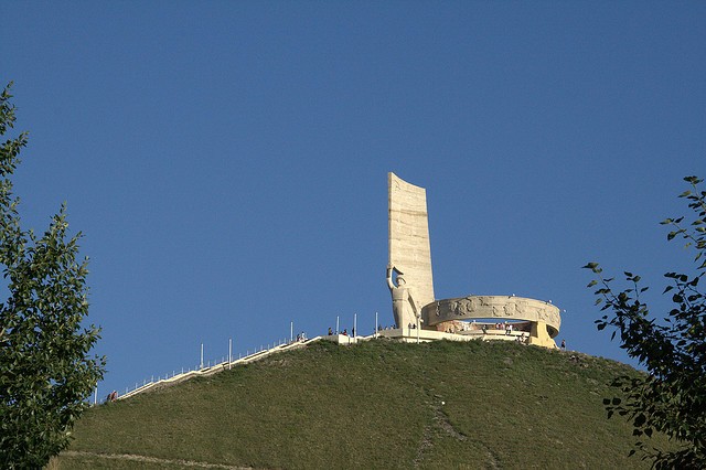 memorial-zaisan-01