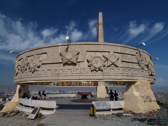 memorial-zaisan-02