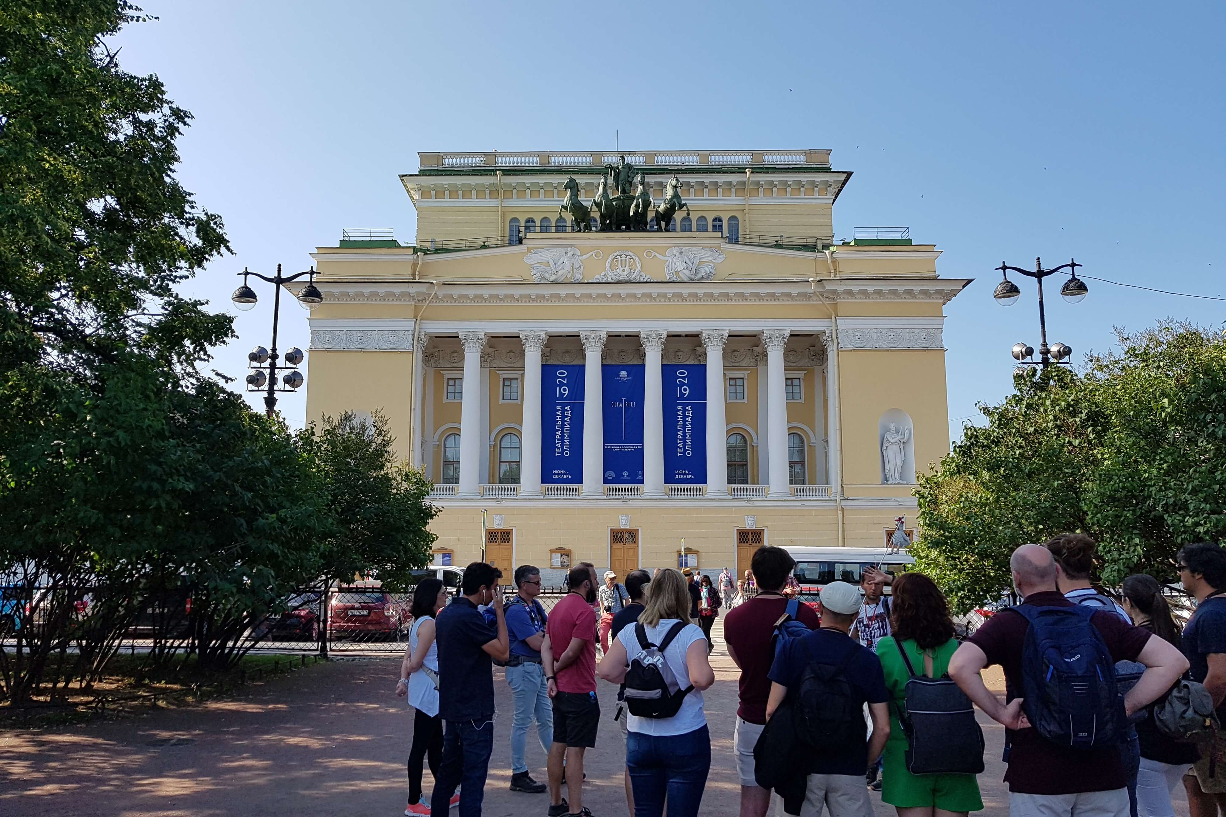 Группа туристов в Екатерининском саду.