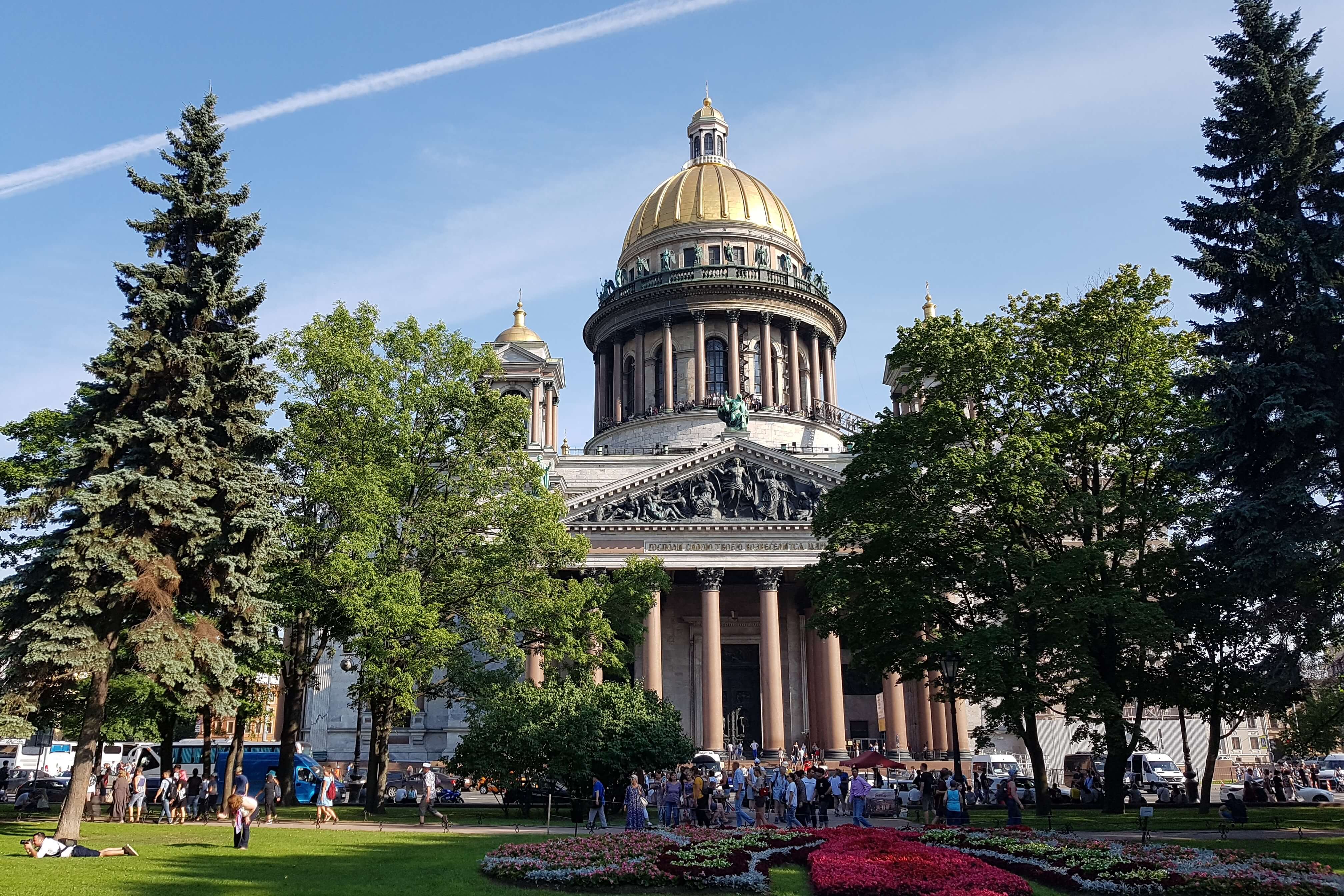 Туристы и вид на собор со стороны Сенатской площади.