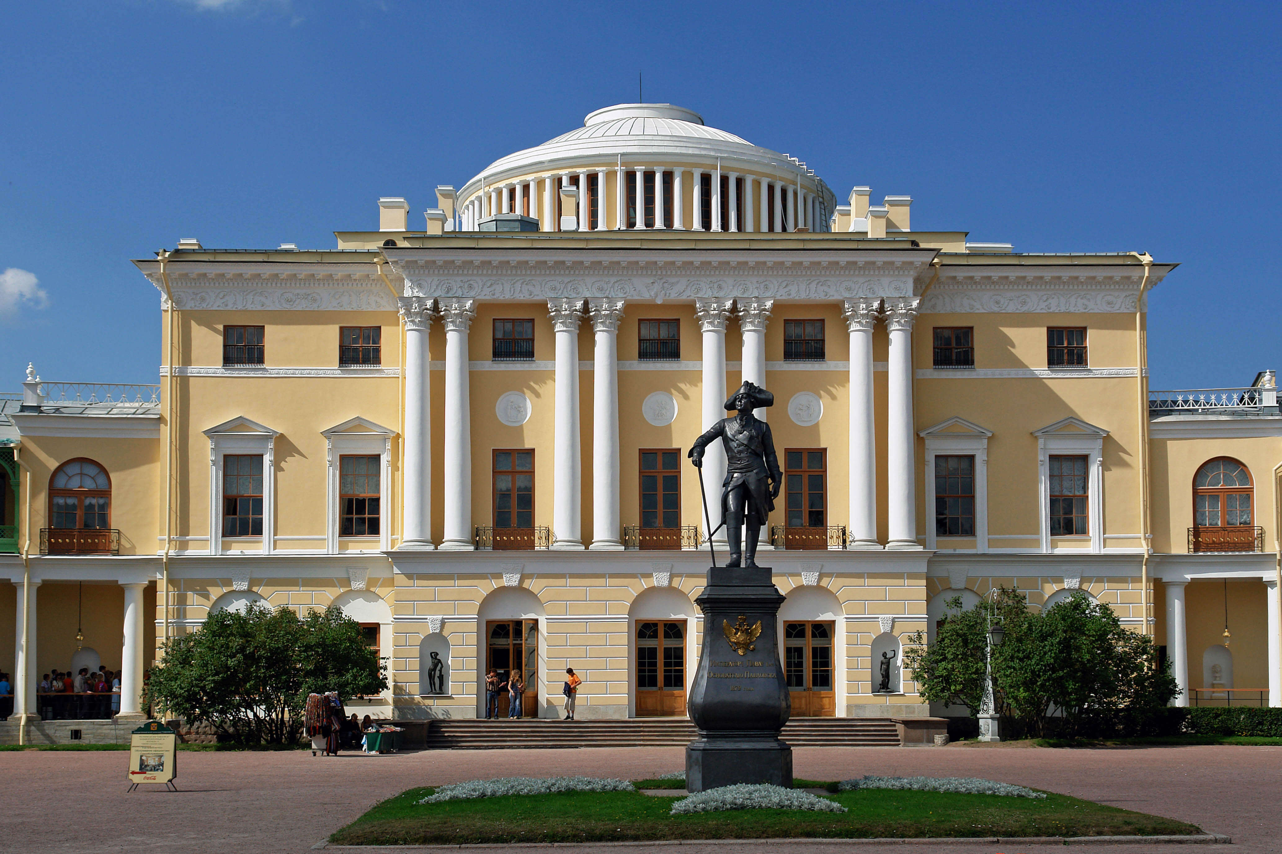 Перед центральным входом установлен памятник Петру.