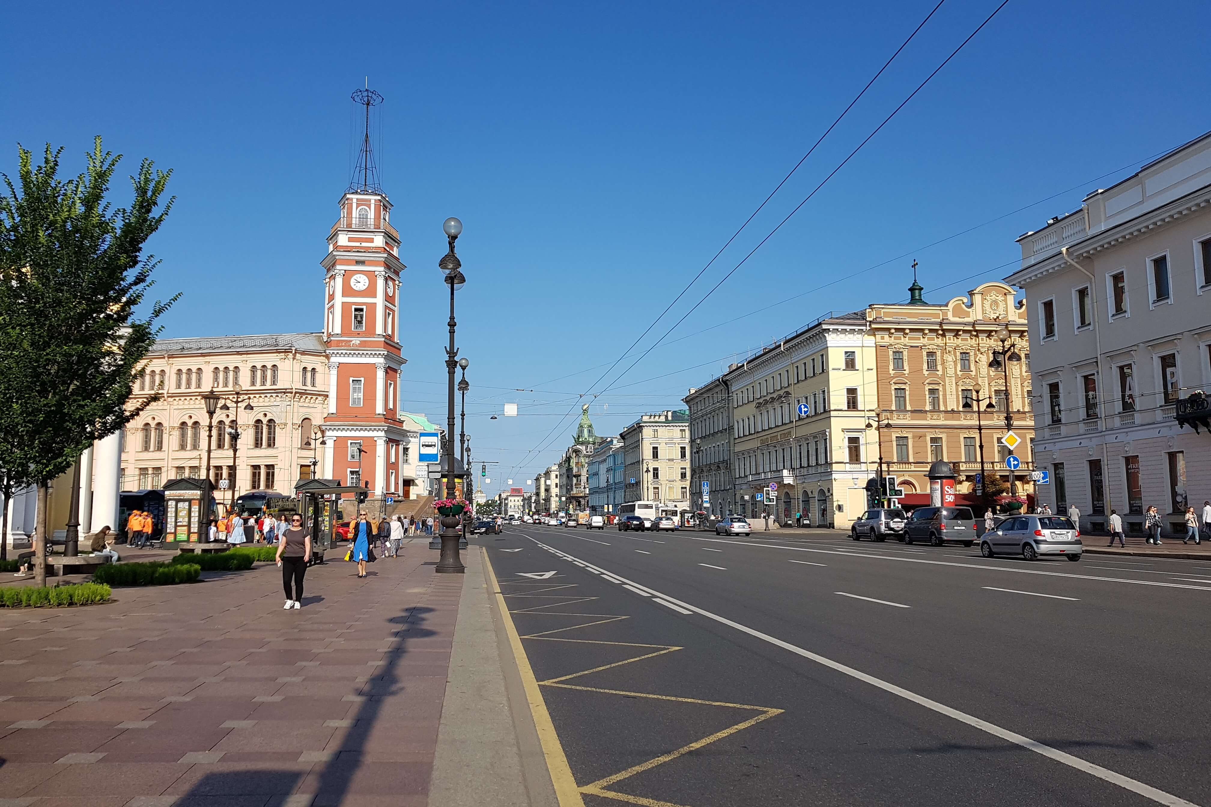 Невский проспект возле Гостиного двора.