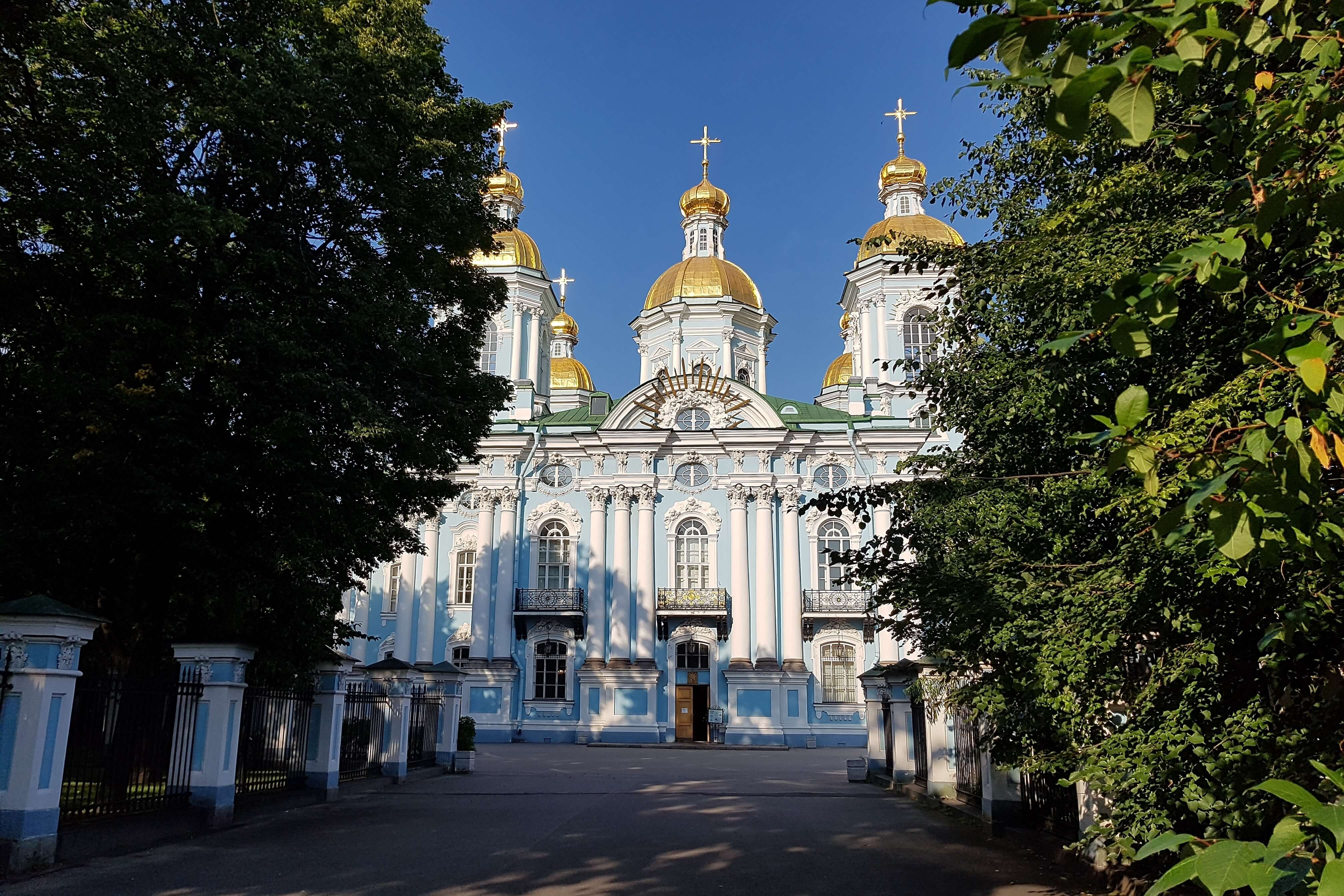 Центральный фасад и вход.