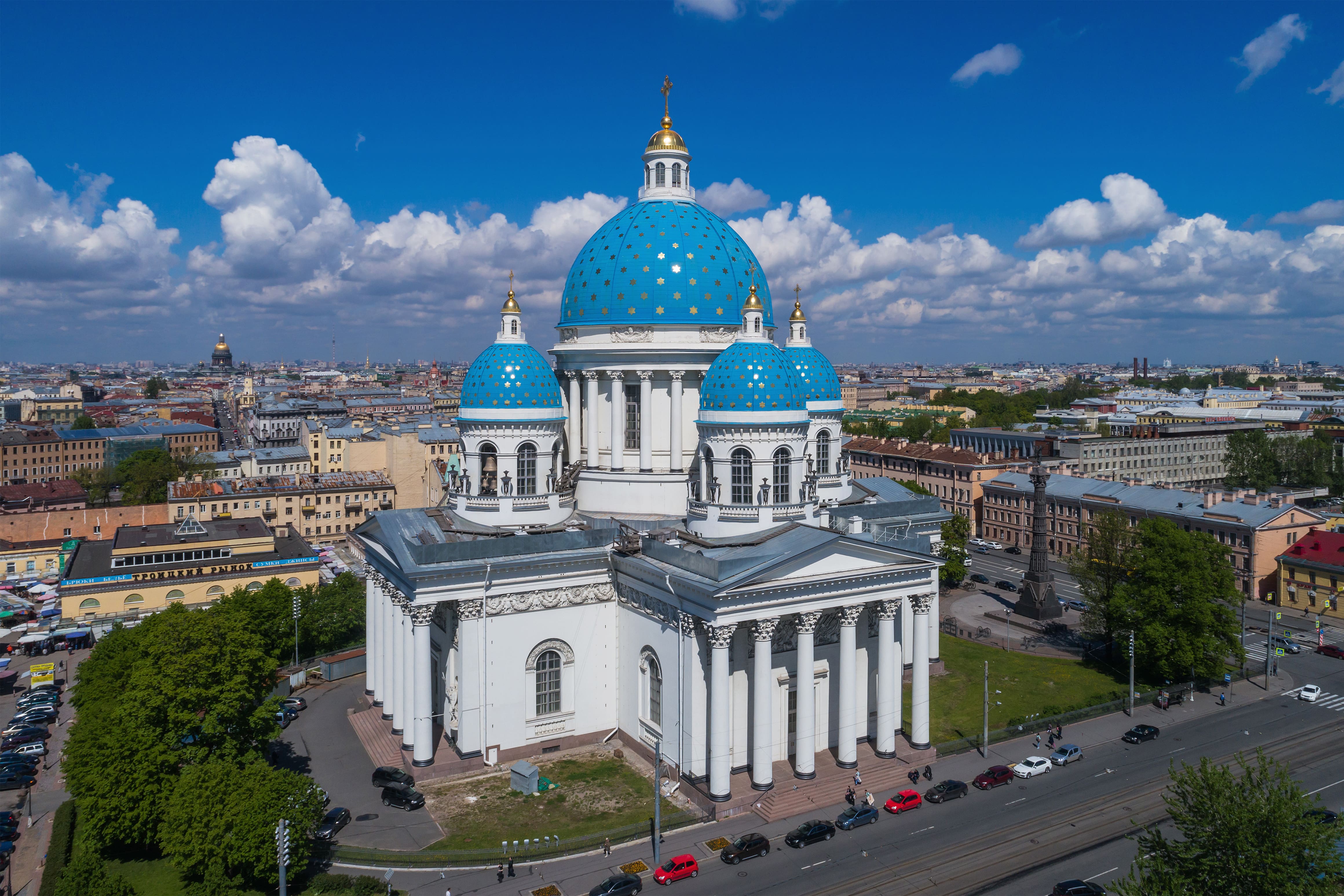 Купола со звездами видны из многих частей города.