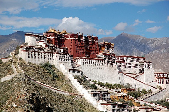 dvorec-potala-01