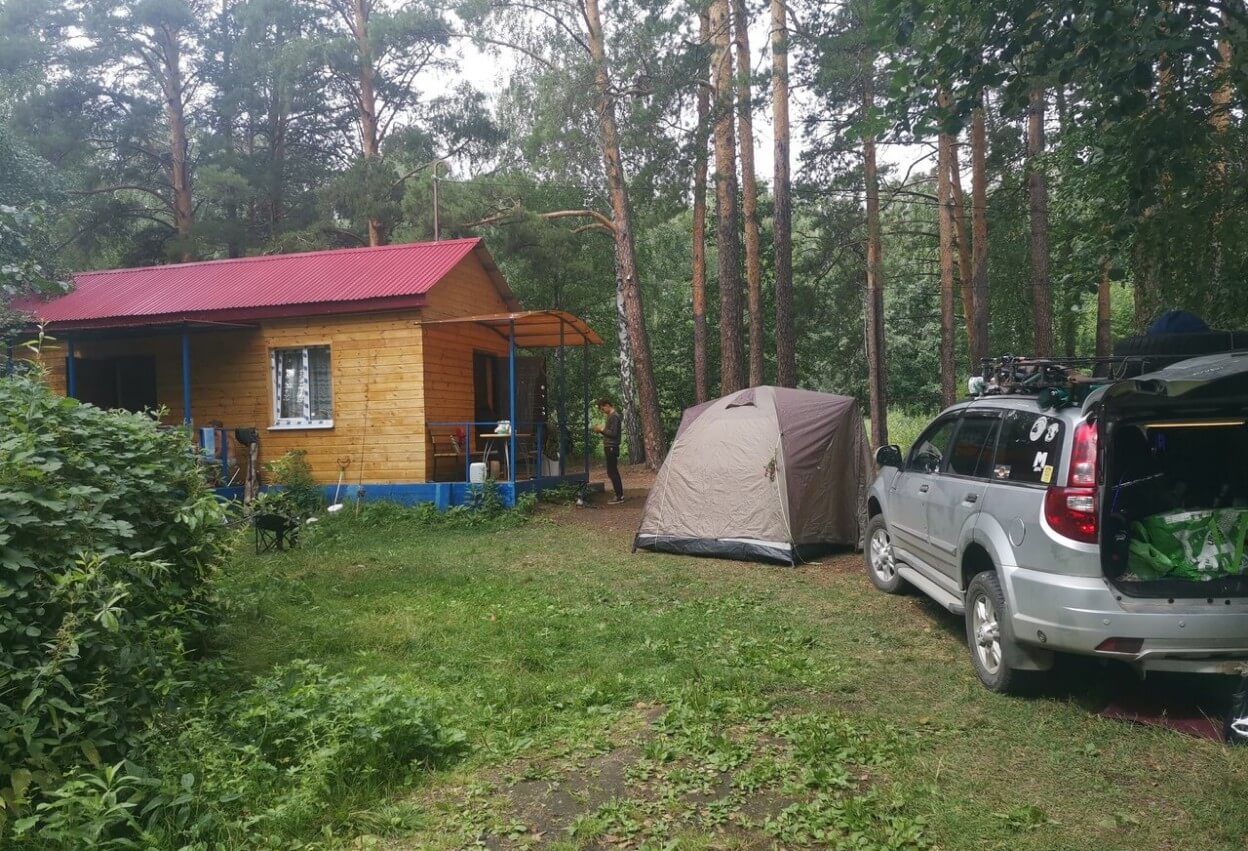 Можно плдъехать на машине и установить палатку.