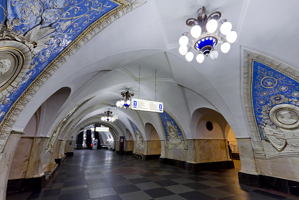 Панно в центральном зале имеют голубой фон, в боковых — белый.