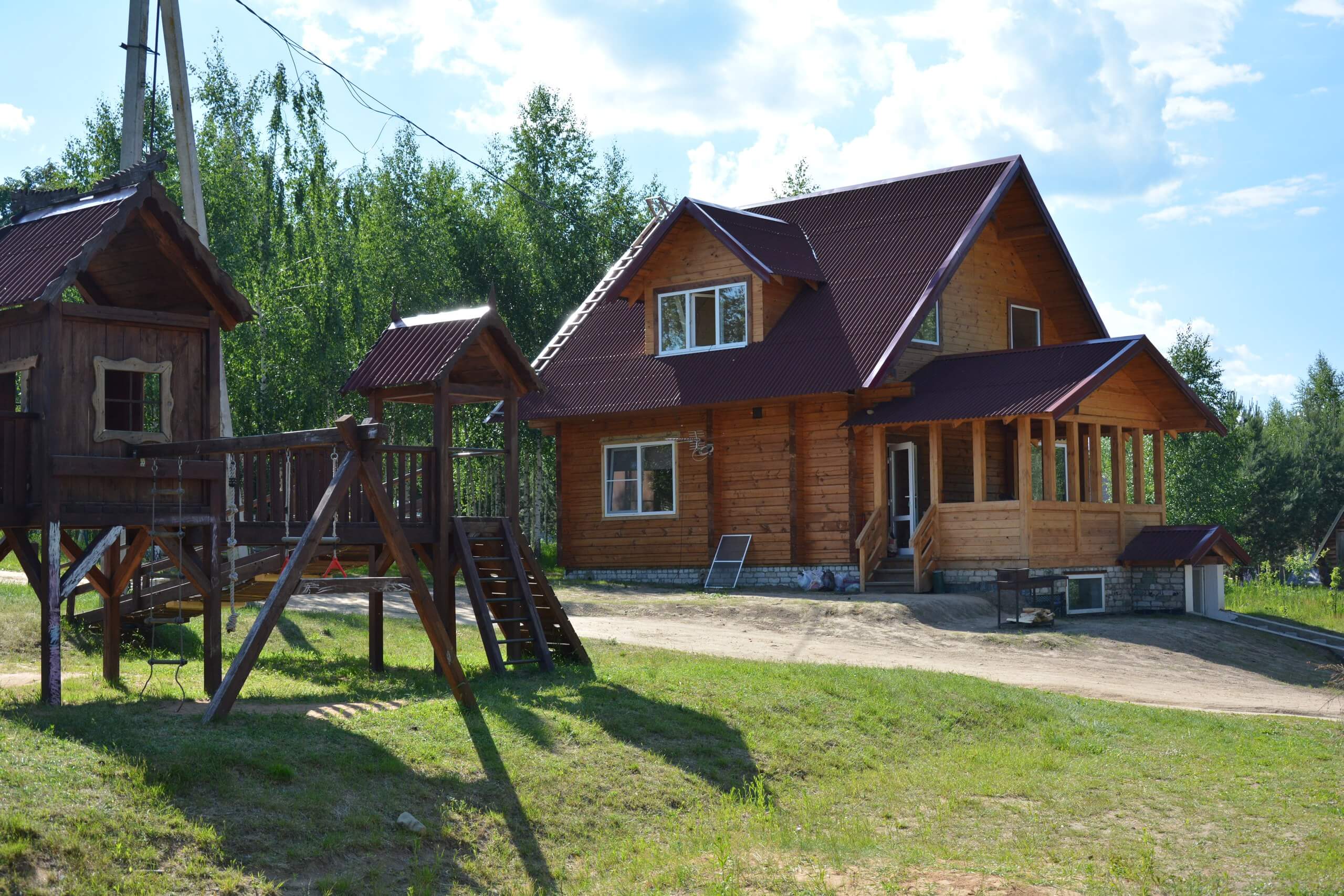 Детский "городок" на участке перед домом.