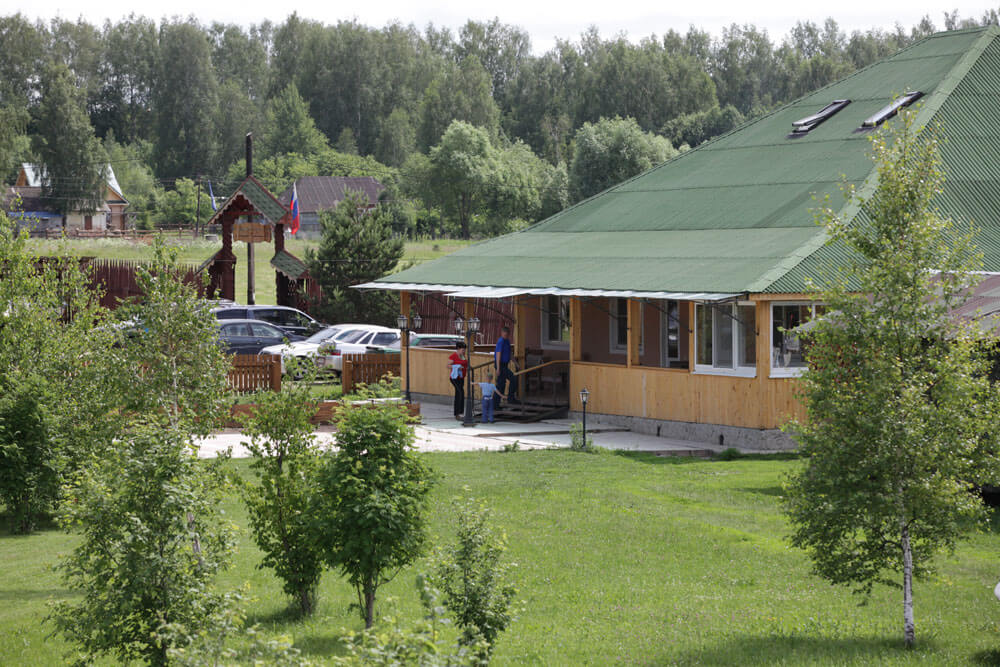 Вход в административный корпус. Много зелени.