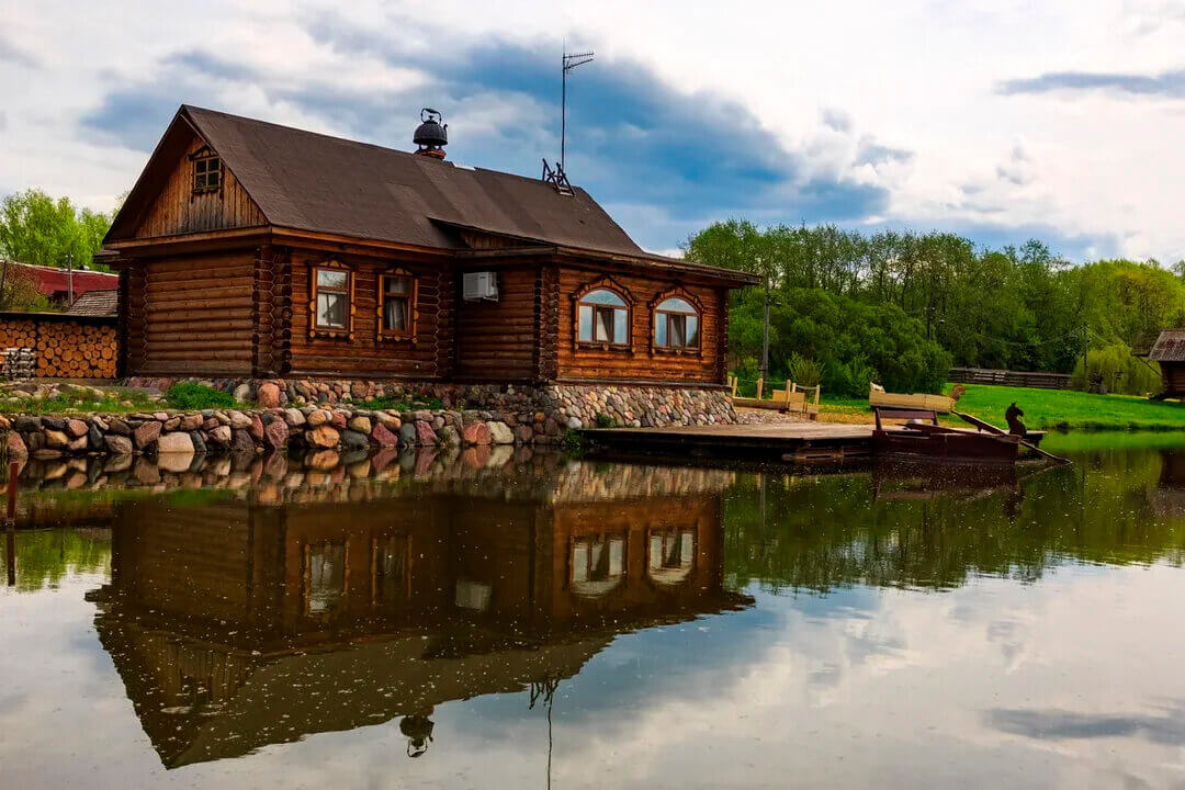 Семейный отдых и рыбалка на берегу пруда.