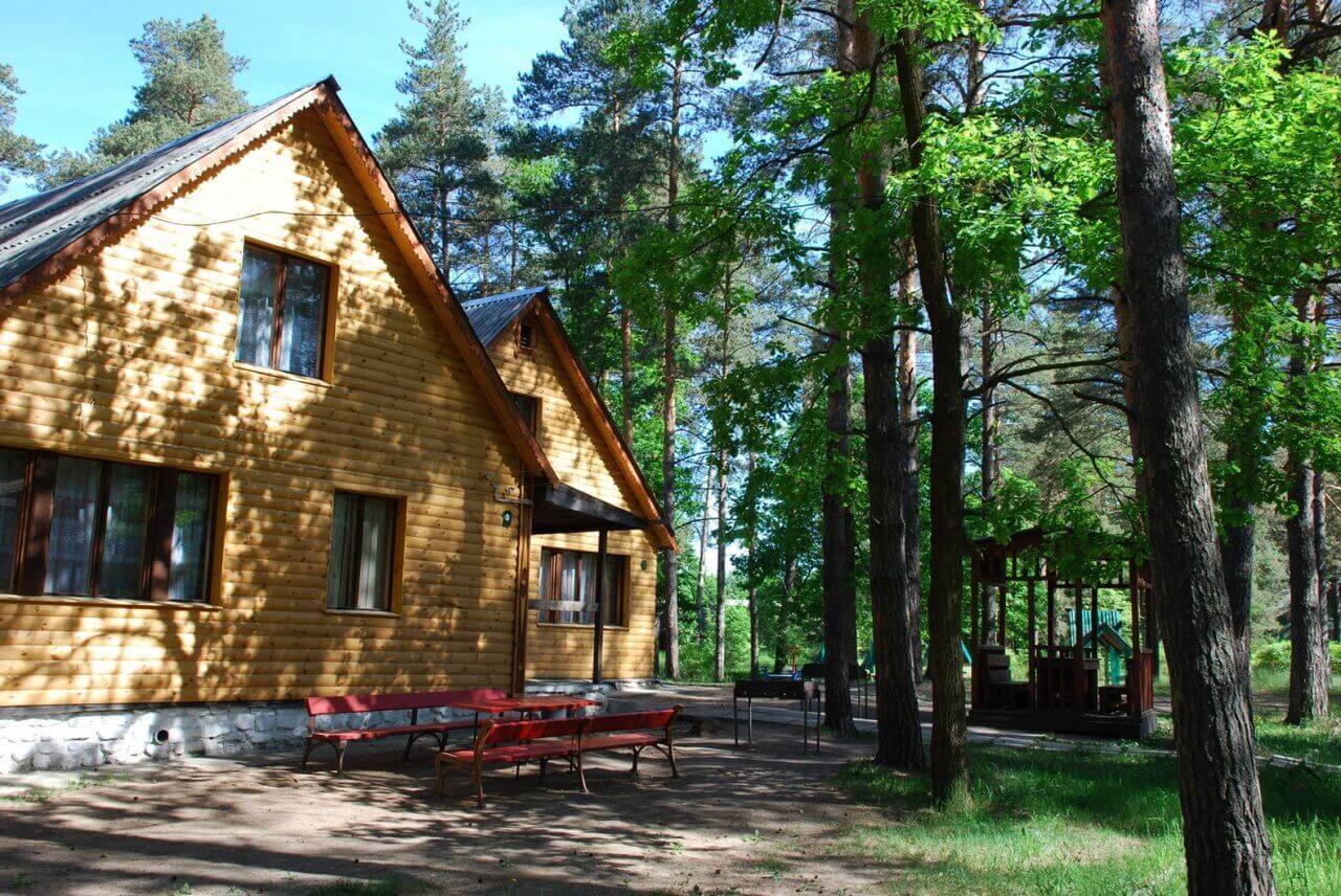 Перед домом: столик со скамьей, мангал, беседка.