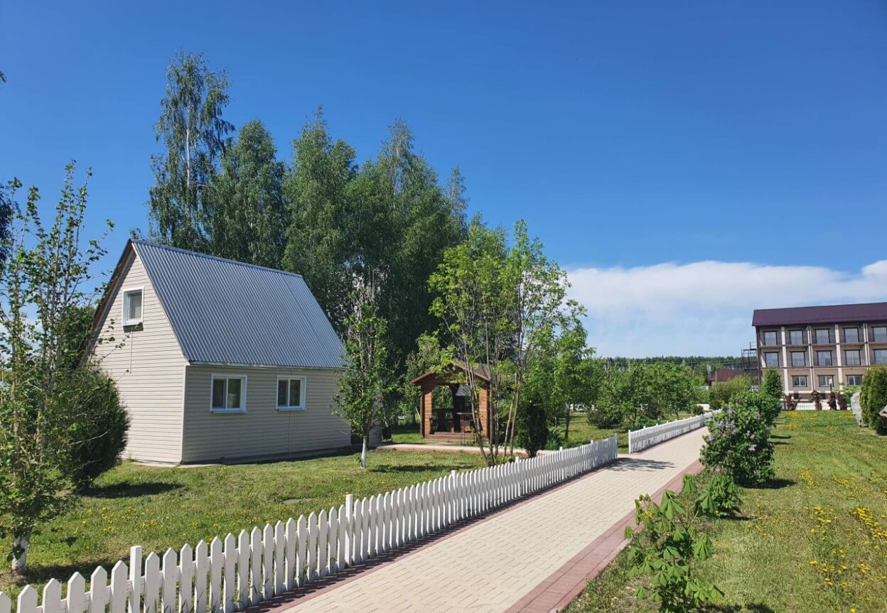 «Казанский луг». Дорожка вдоль декоративного забора.