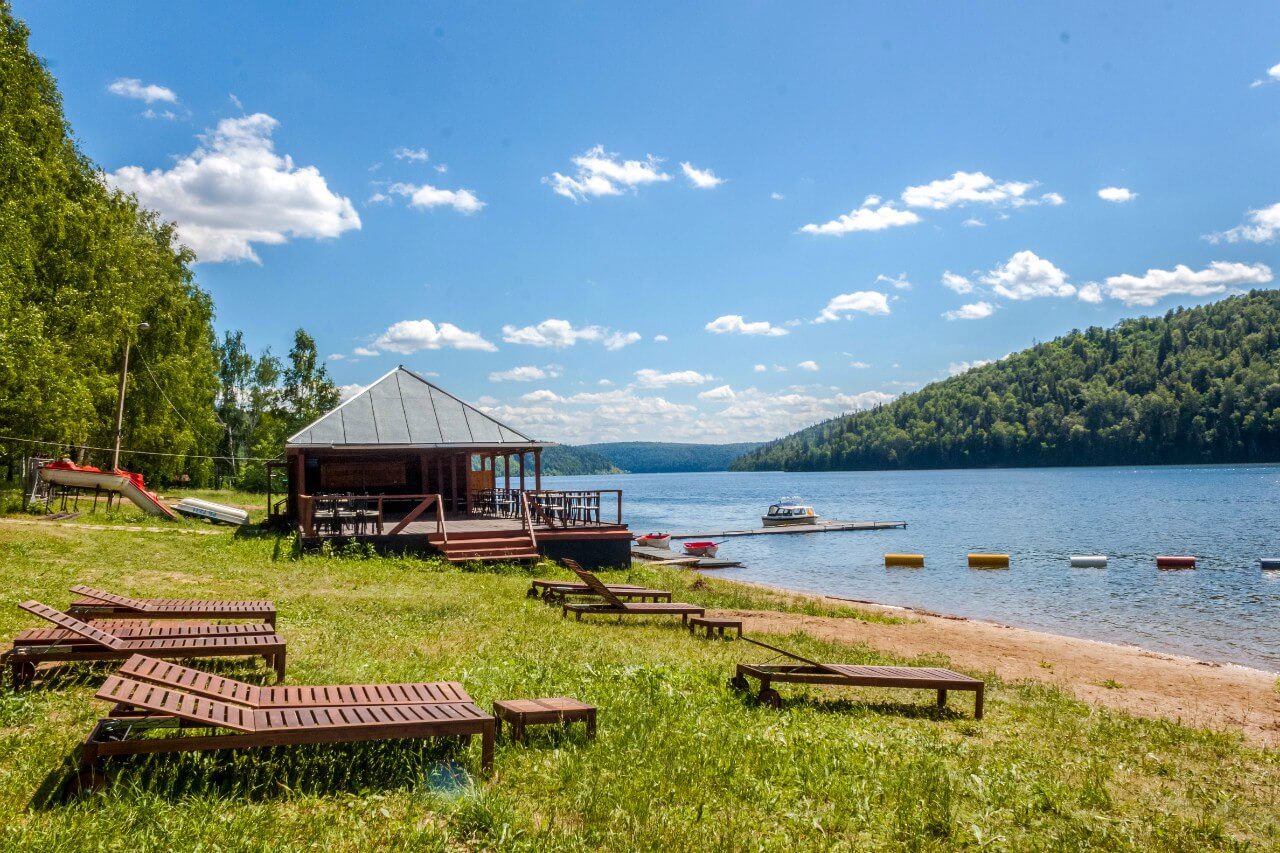 Отдых на берегу водохранилища.