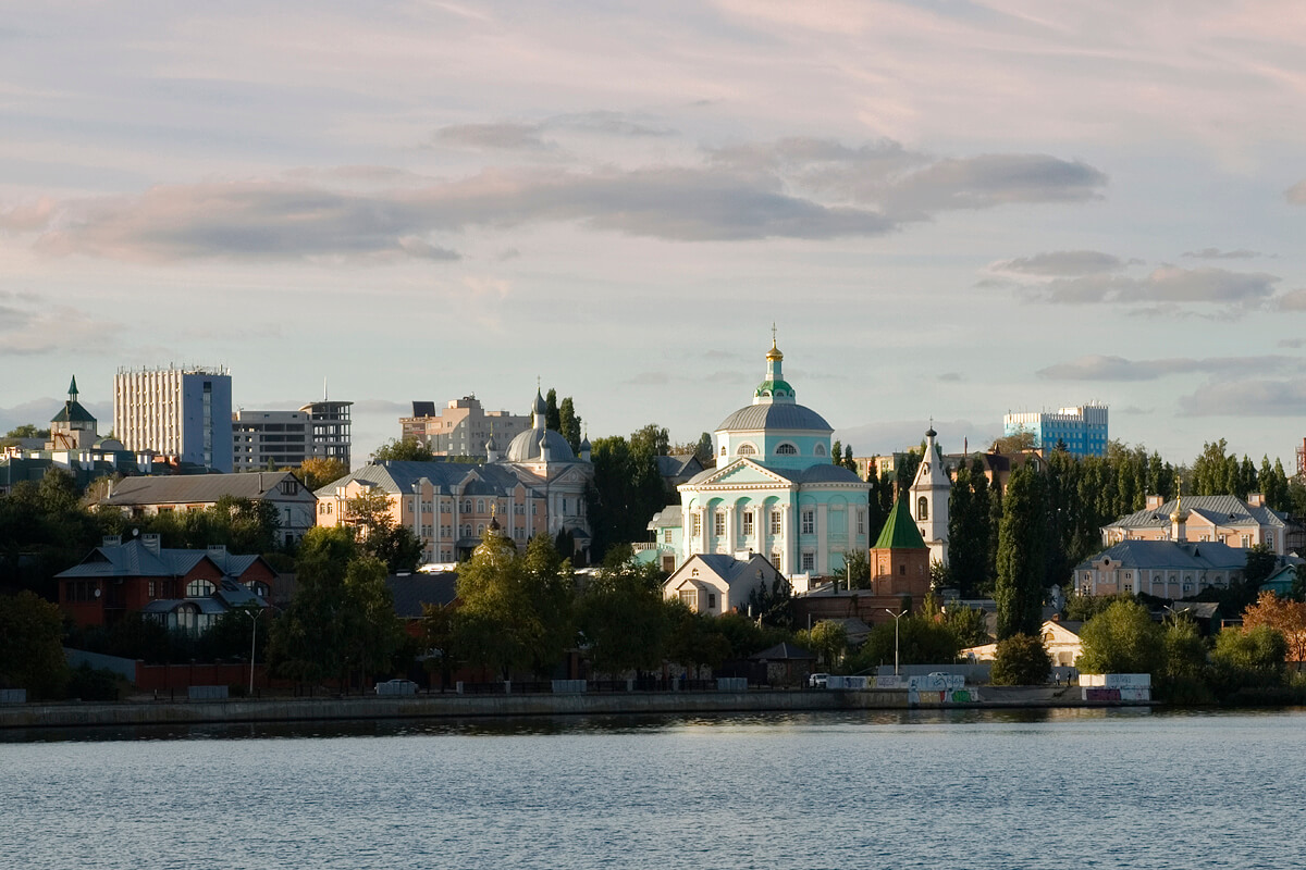 Территория монастыря на берегу водохранилища.