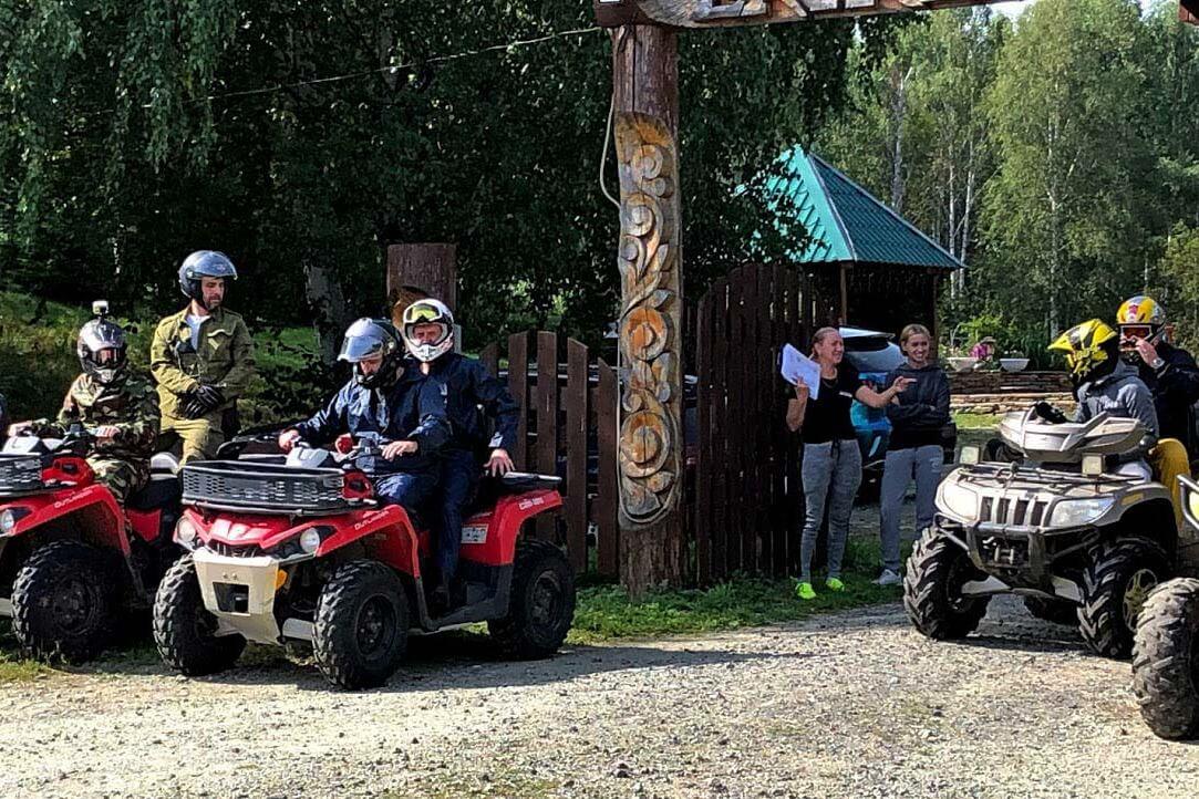 Подготовка к прогулке на квадроциклах.