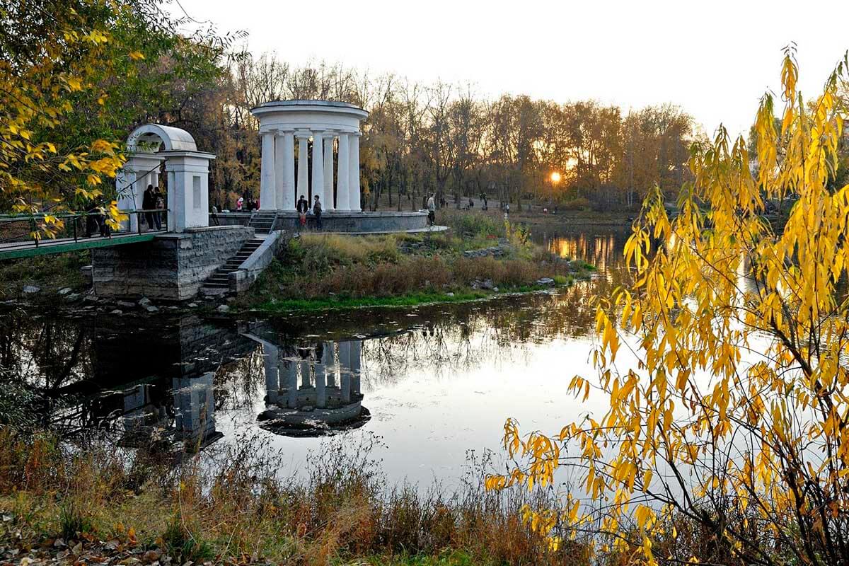 Пожелтевшая листва, осень в саду. Закат.