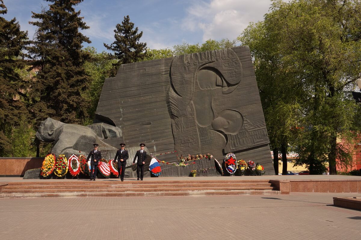 Возложение венков к мемориалу.