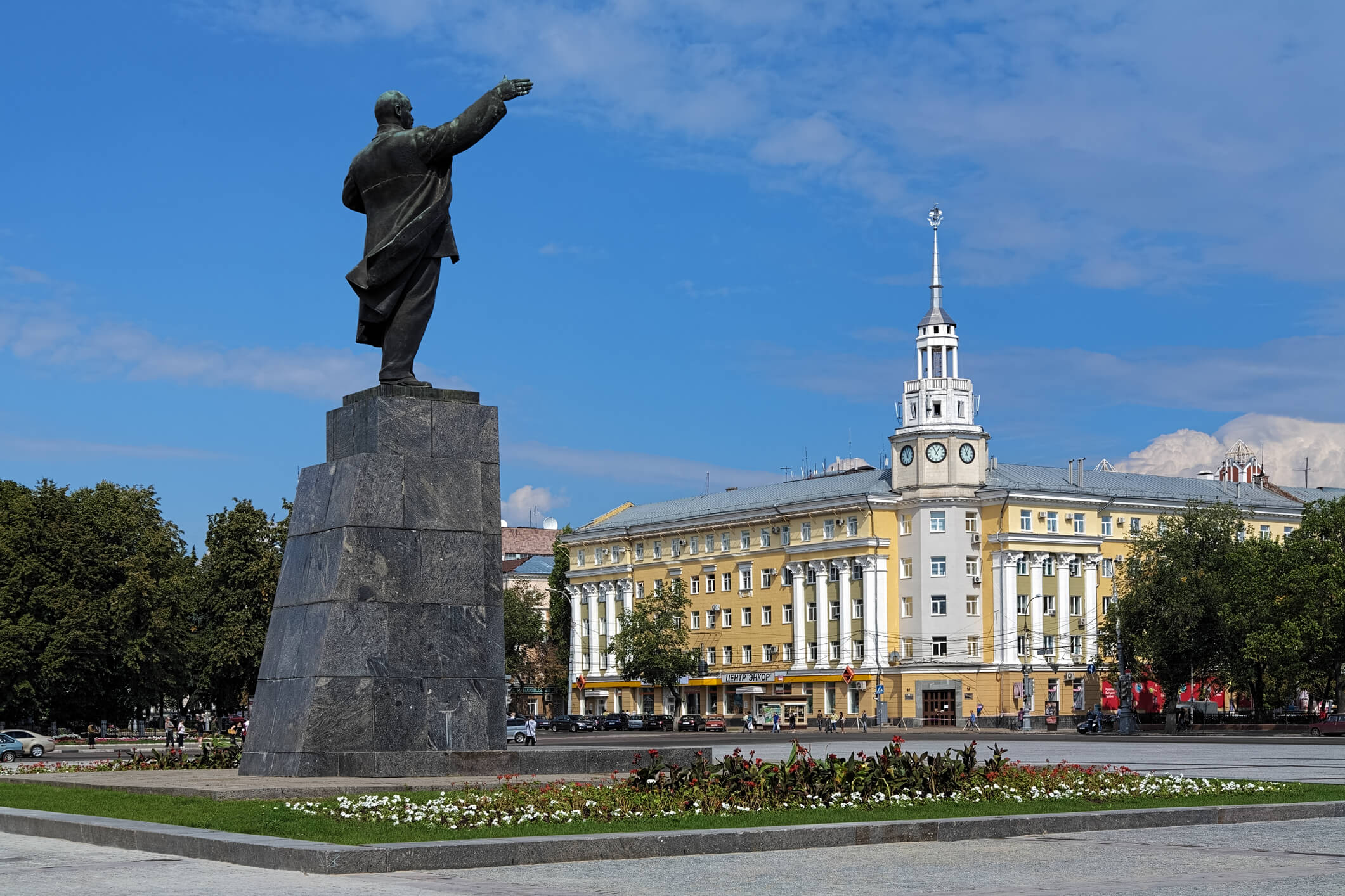 Владимир Ильич указывает верный путь.