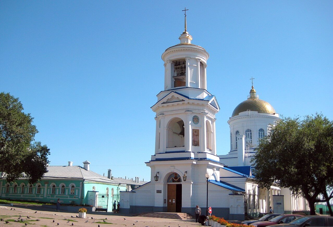 Колокольня и центральный вход в храм.