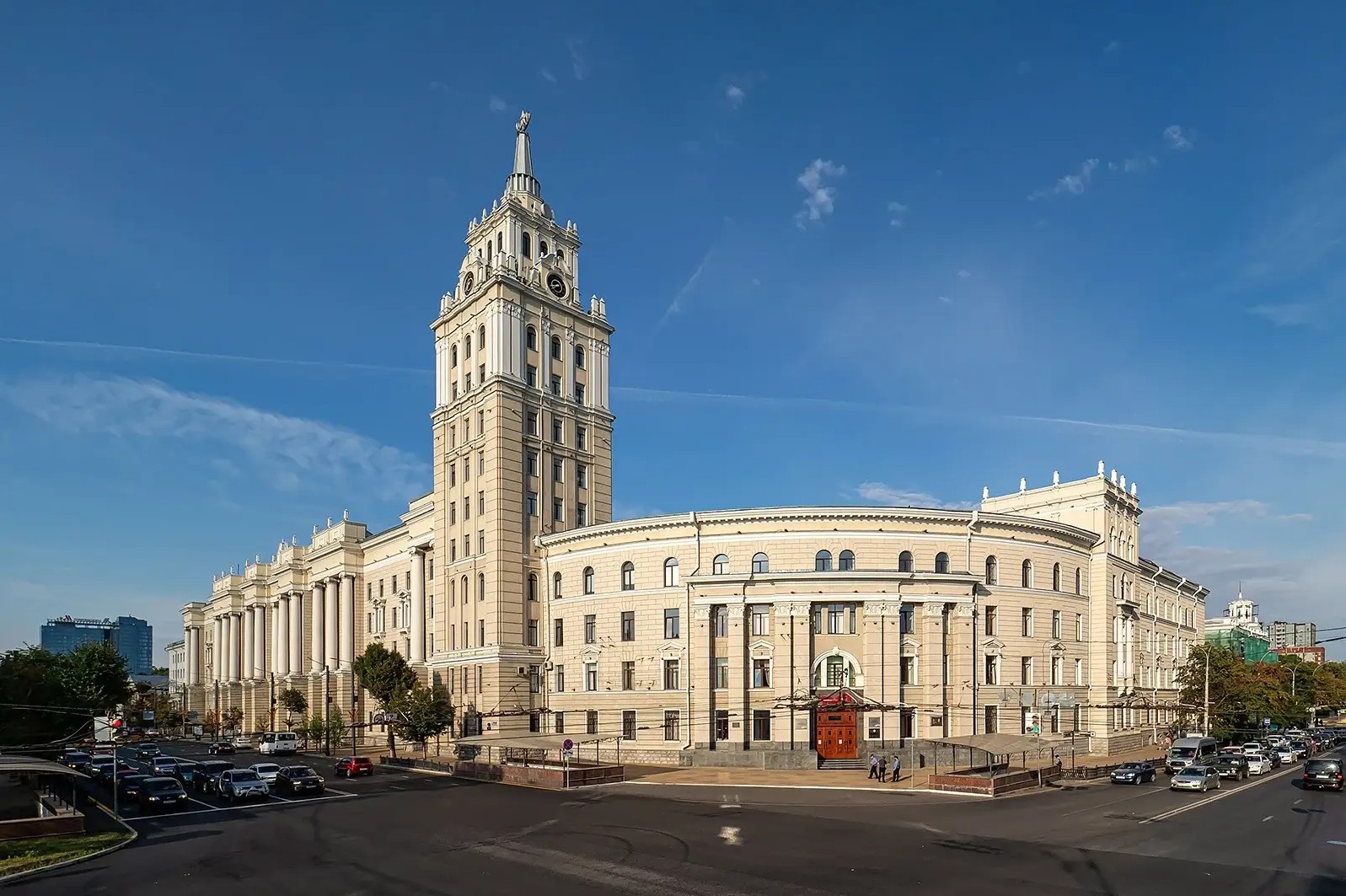 Архитектурный памятник, башня с часами.