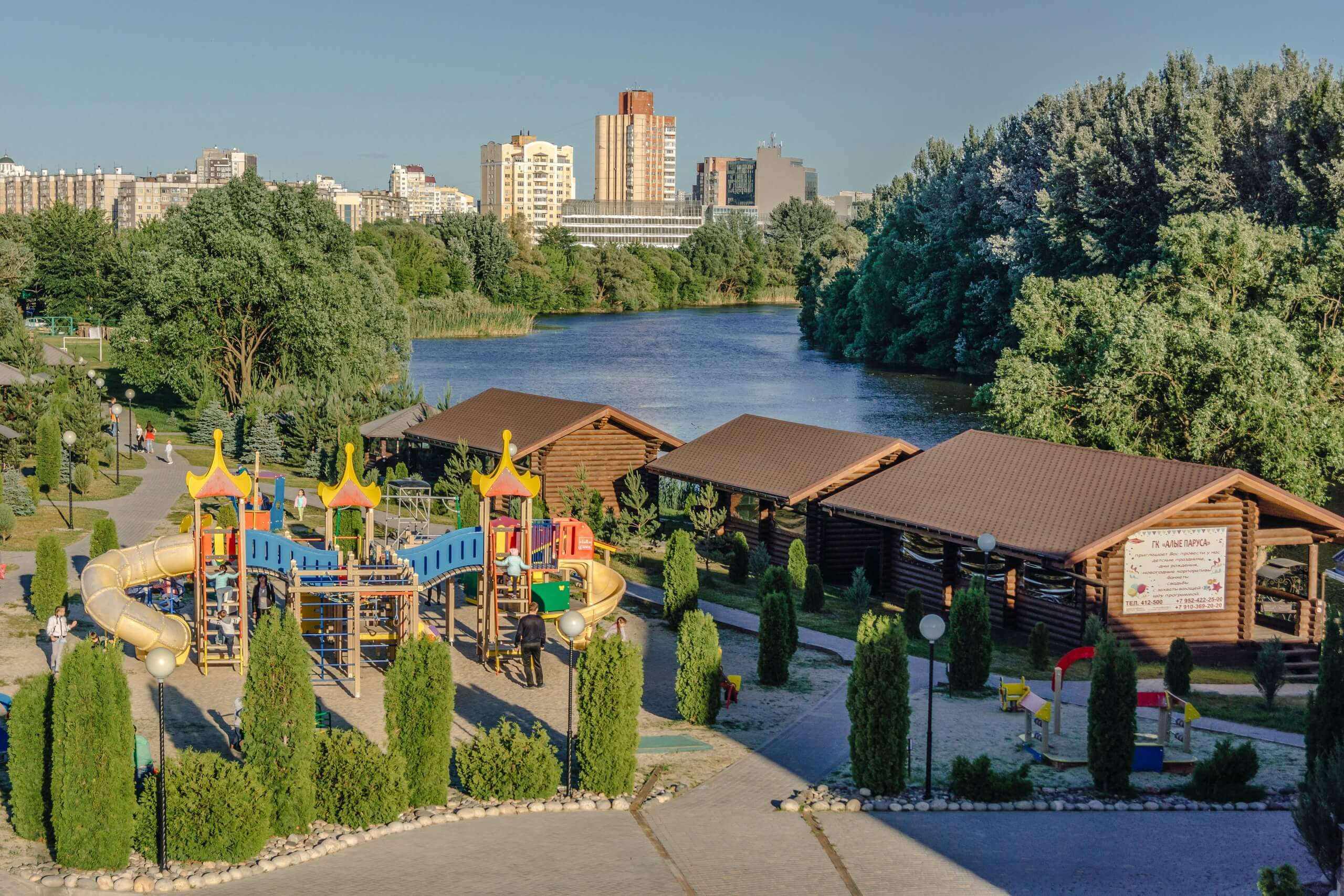 Большая детская площадка, беседки у воды.