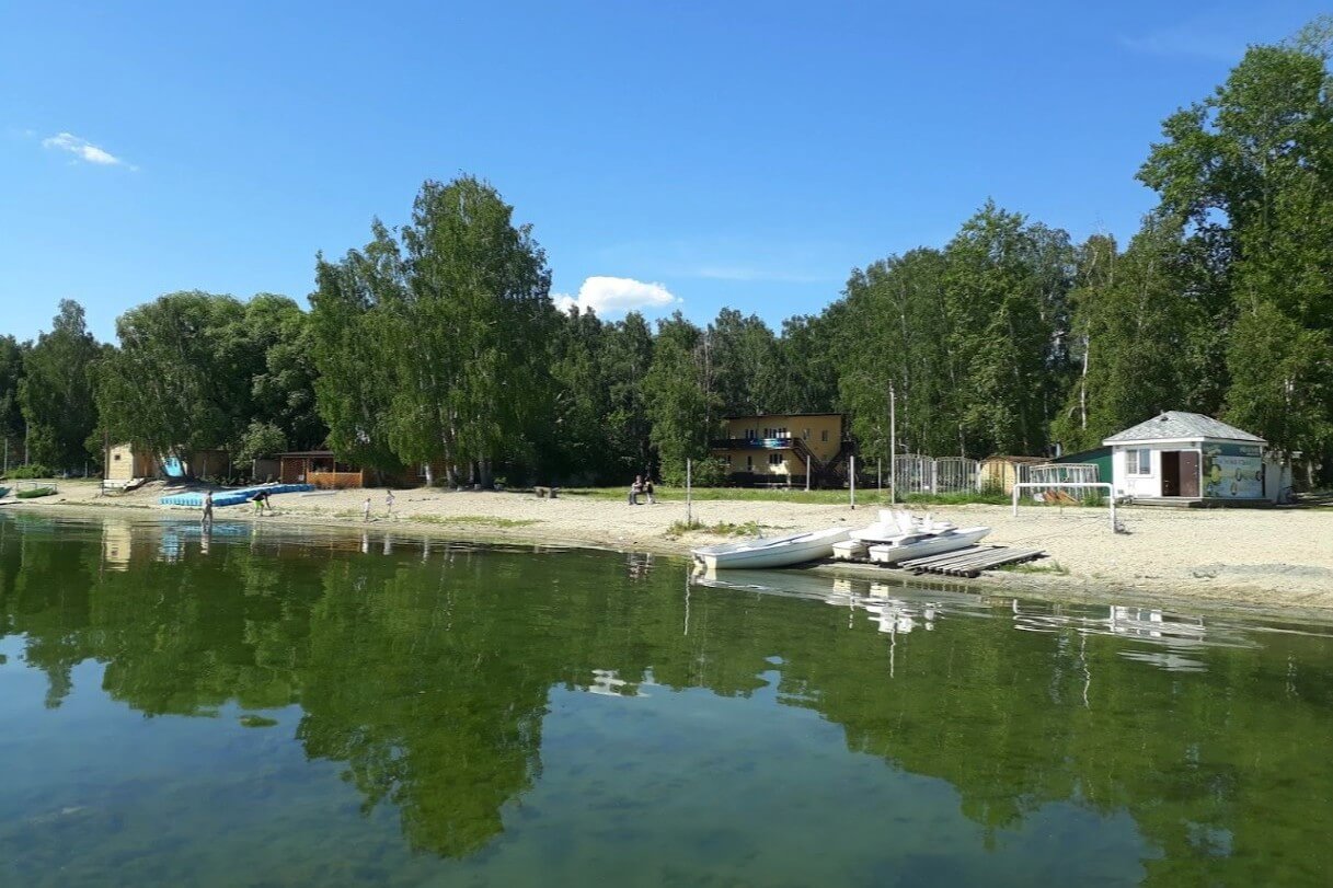 Пустынный пляж. Вода в озере прозрачная.