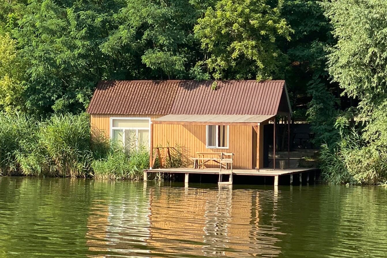 Домик с причалом у воды.