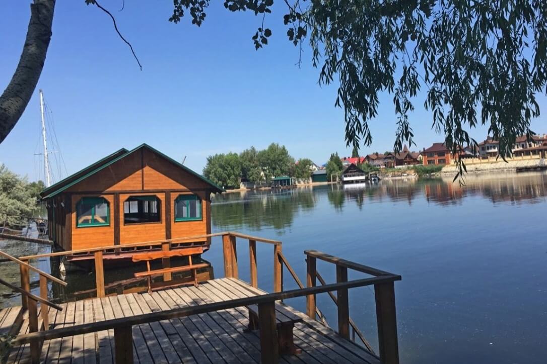 Небольшая пристань, выход к воде.