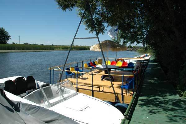 Небольшой причал. Моторная лодка.