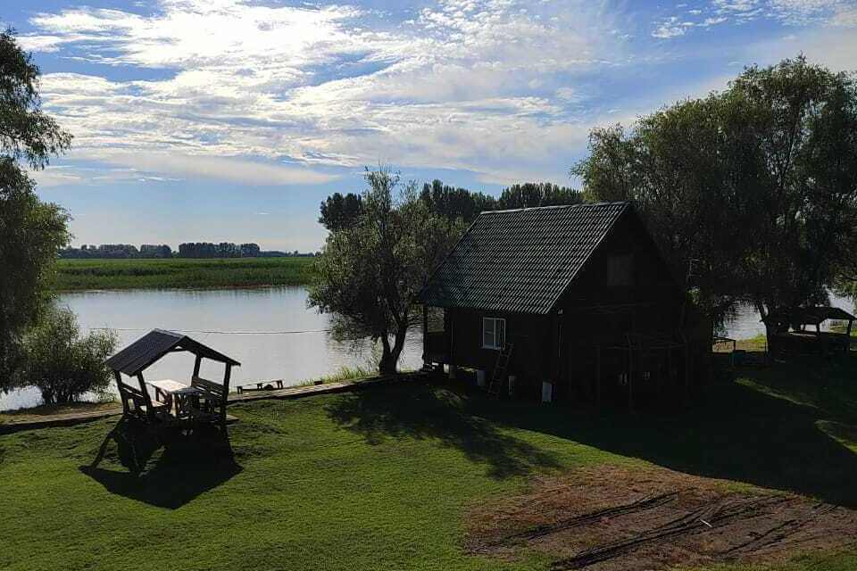 Домик у самой воды.