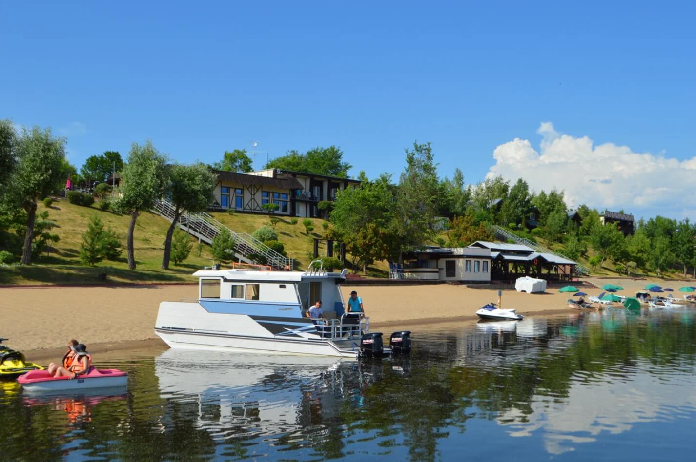 Пляж. Лодки и катамараны.