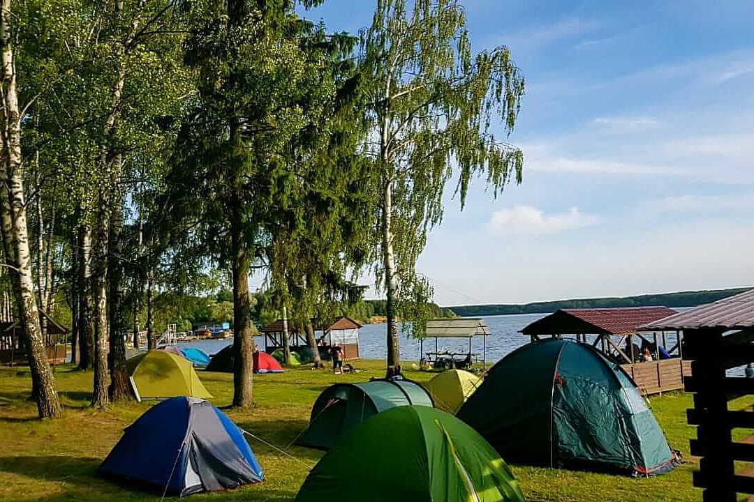 Большой палаточный городок на берегу водохранилища.