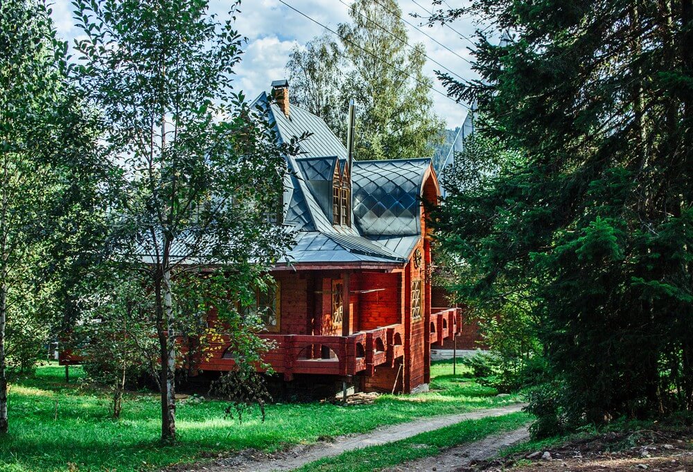 Русский терем в зарослях сибирского леса.