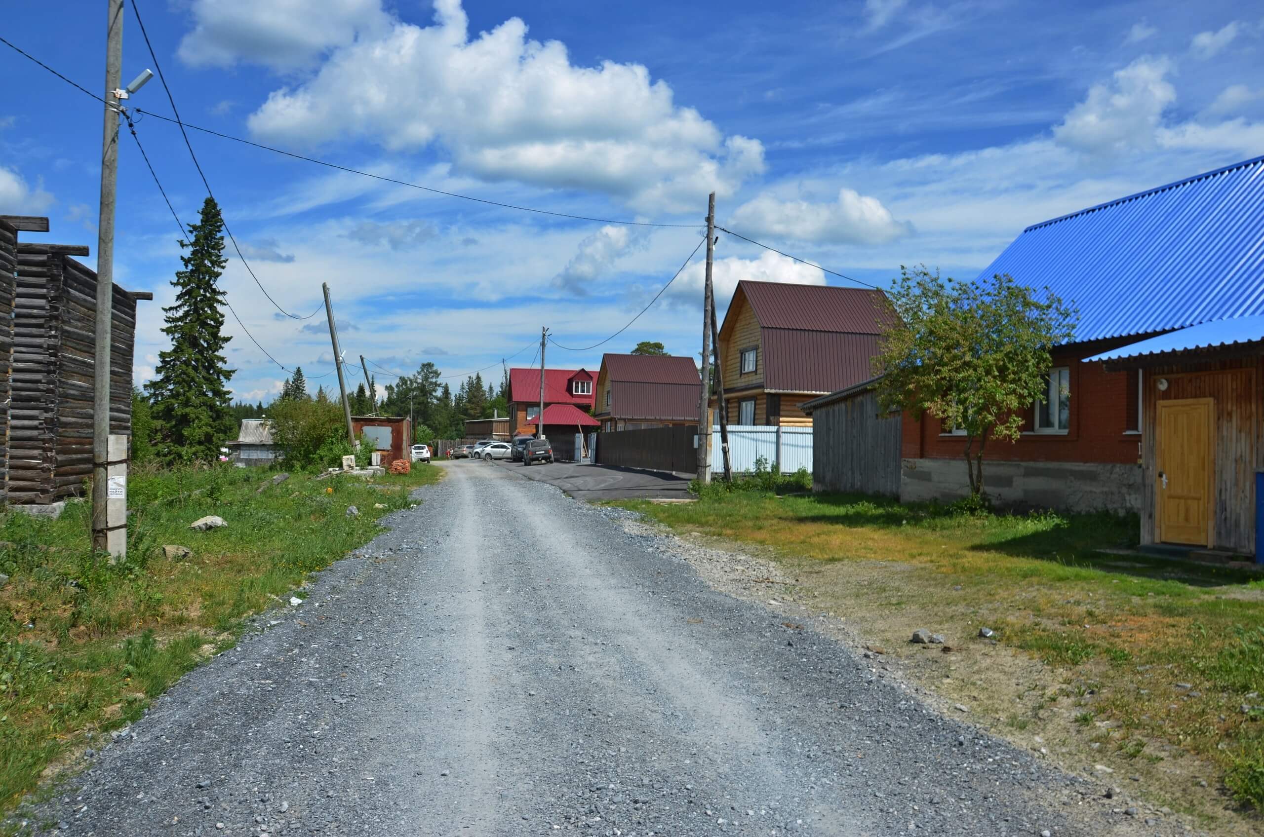 Деревенская дорога, ведущая к дому.