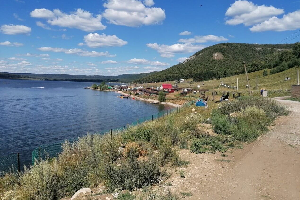 Вид на территорию базы и водохранилище.