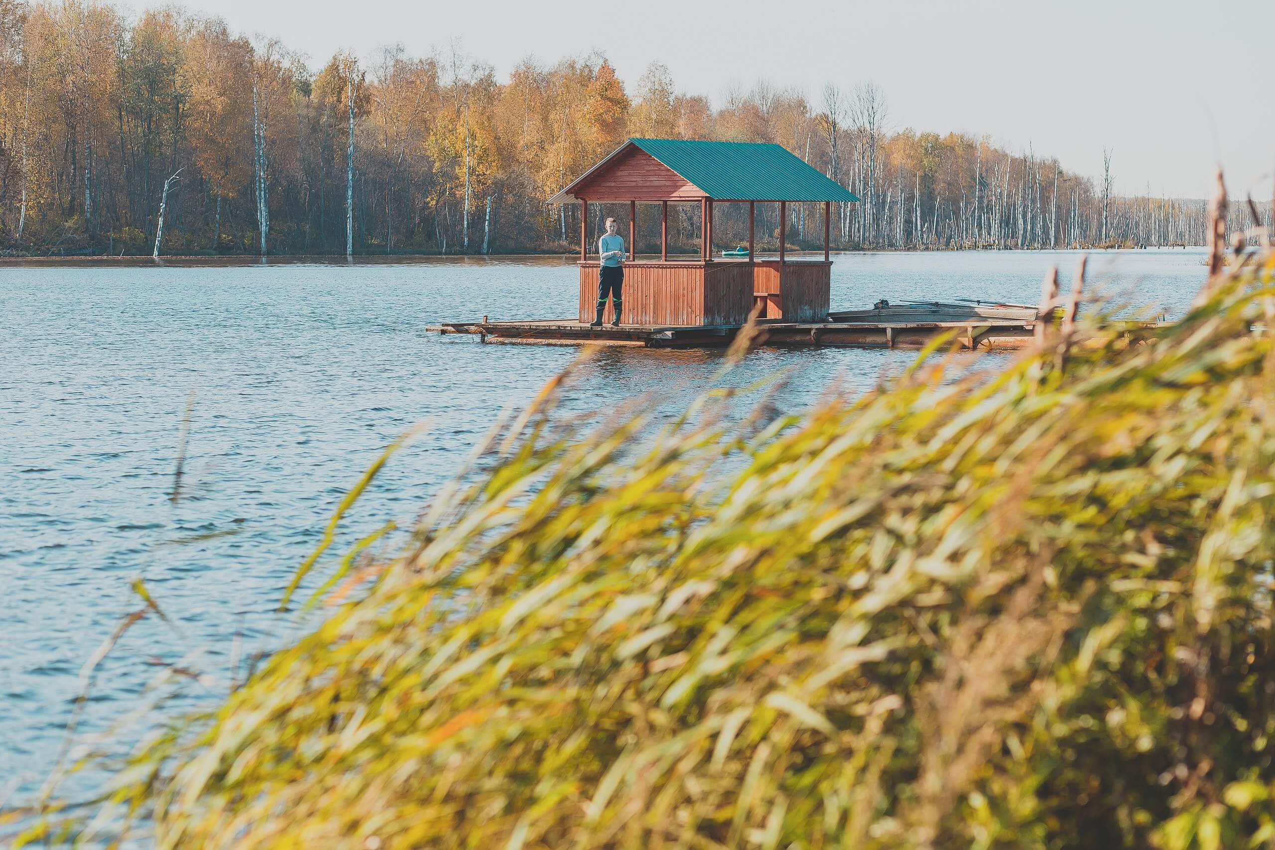 Беседка прямо на воде, удобное место для рыбалки.