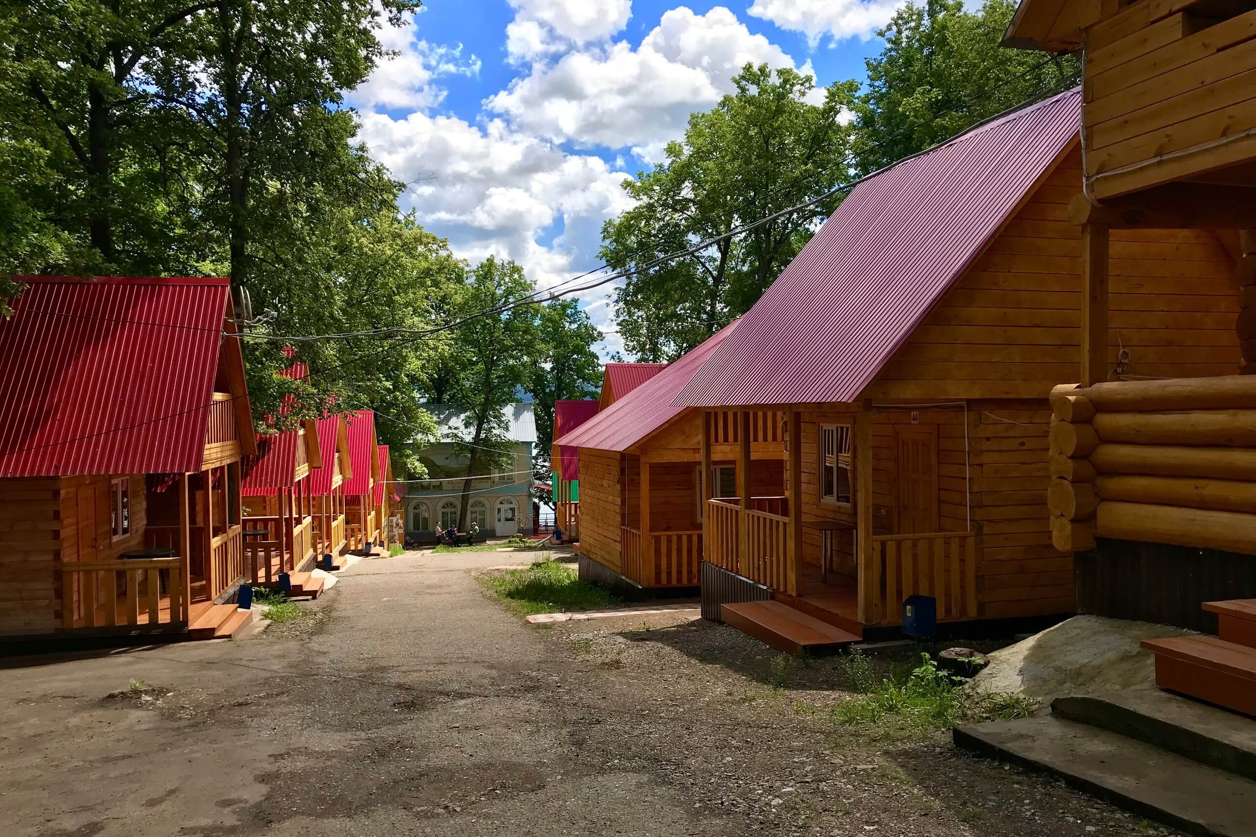 Между домиками проложена дорожка к водохранилищу.