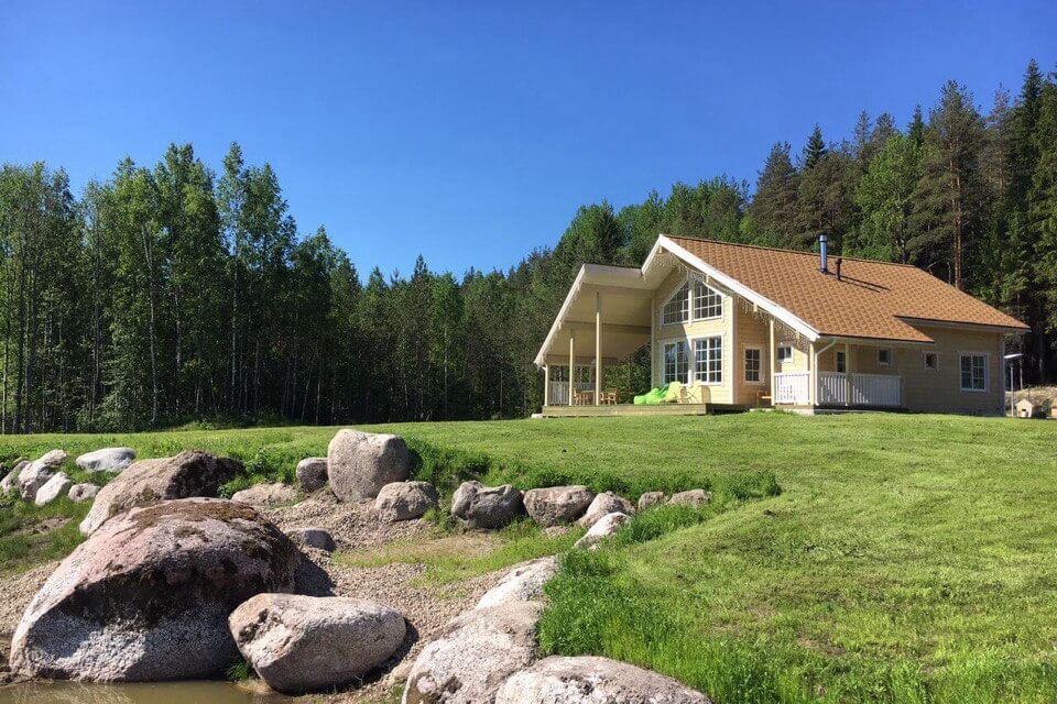 Зеленая лужайка перед домом.