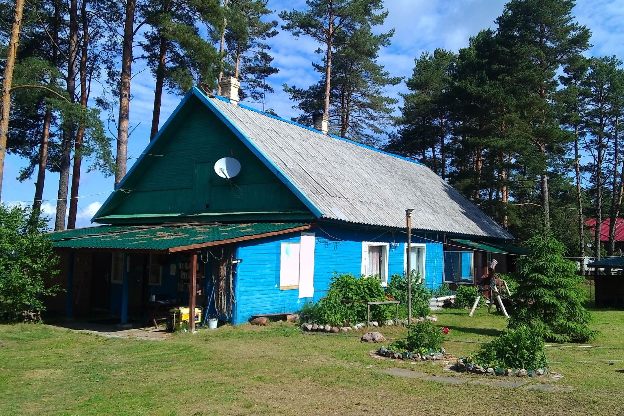 Старенький, деревенский домик. Территория перед крыльцом.