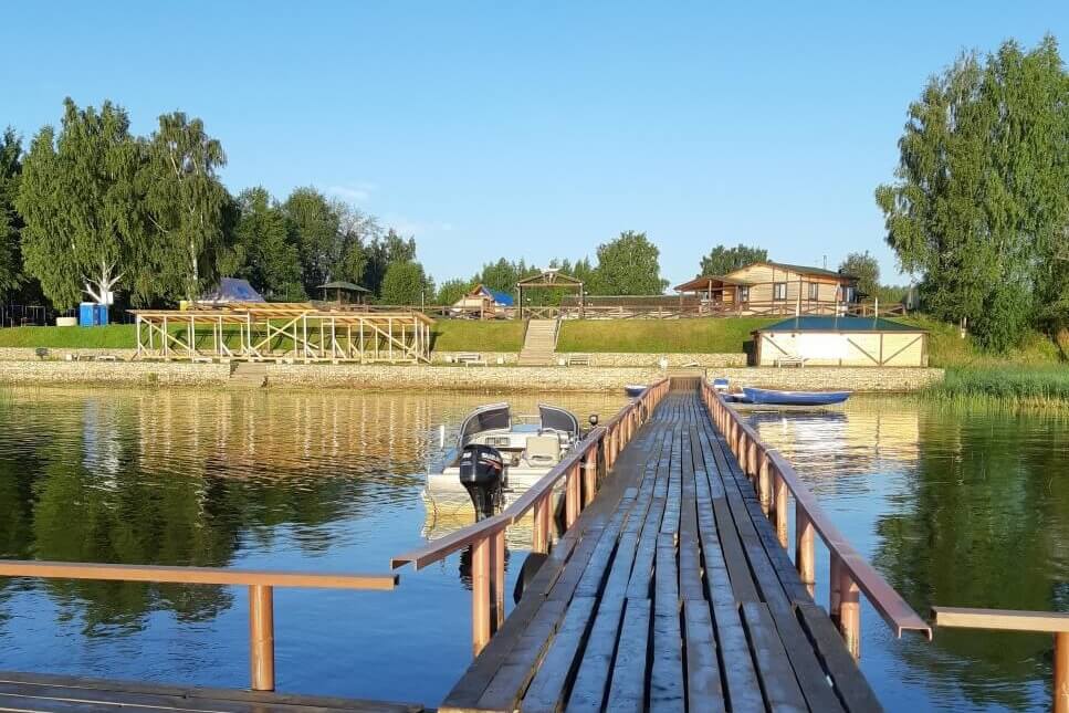 Деревянный причал с моторной лодкой.