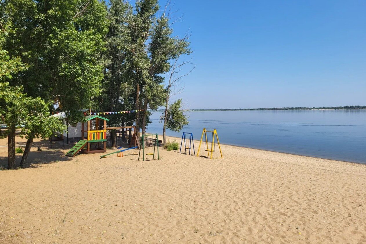 Пляж. Небольшой детский городок прямо на берегу.