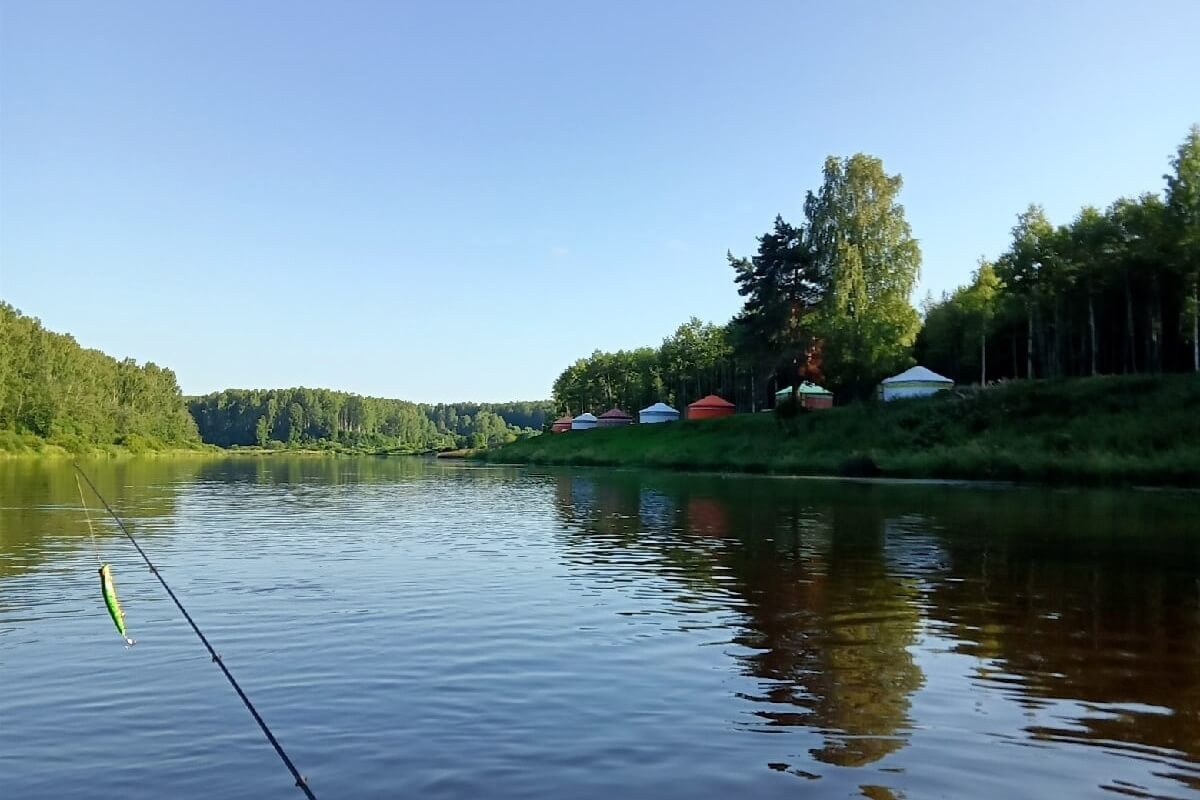 Неплохо ловится щука на воблера.