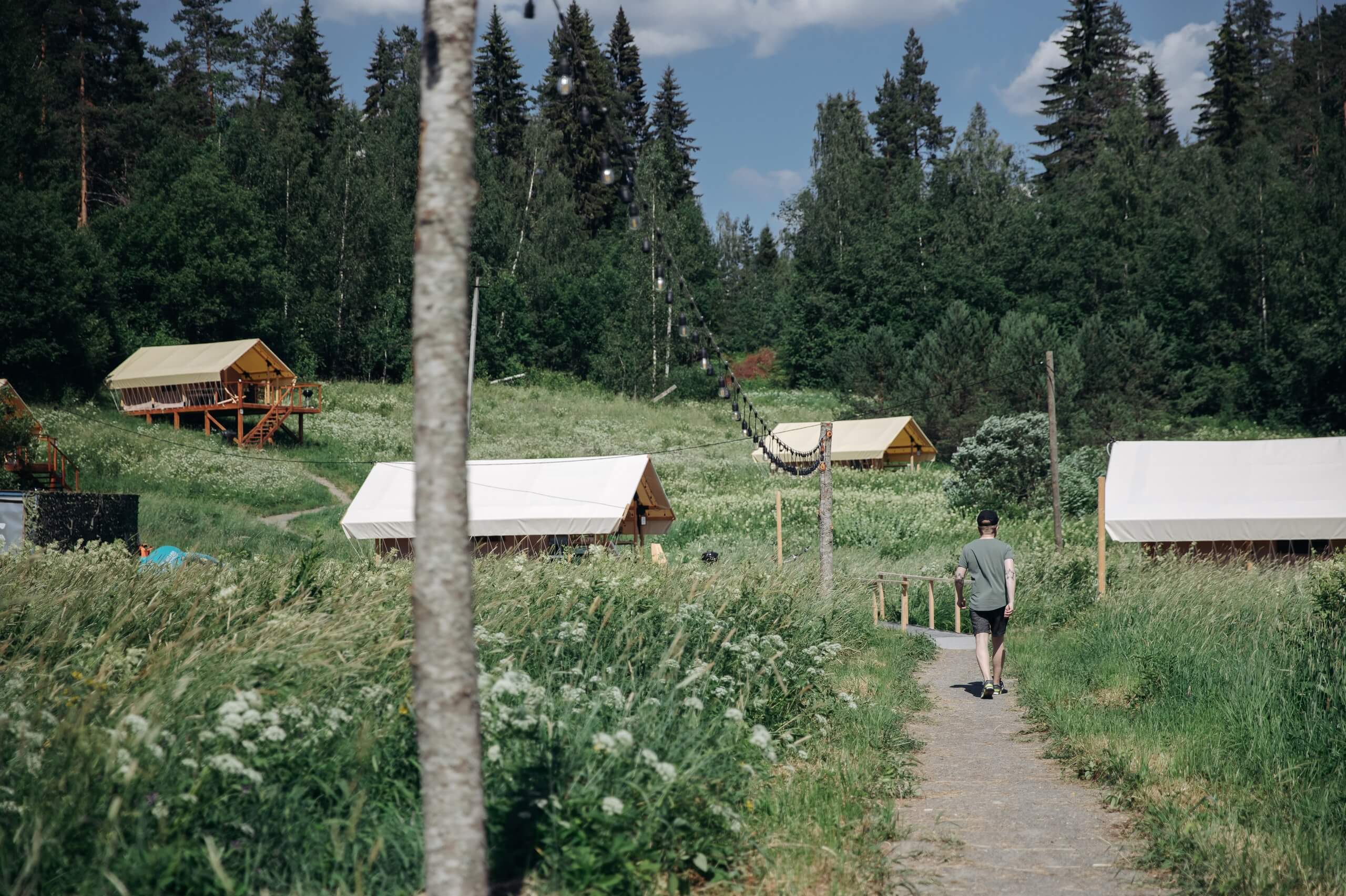 Тропинка между палатками, территория базы отдыха.