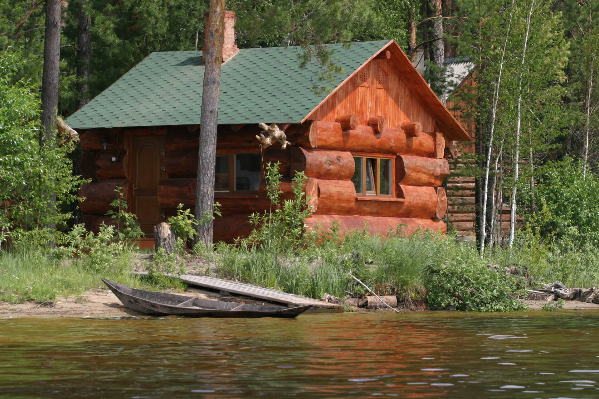 Отдых у воды в глухом лесу.