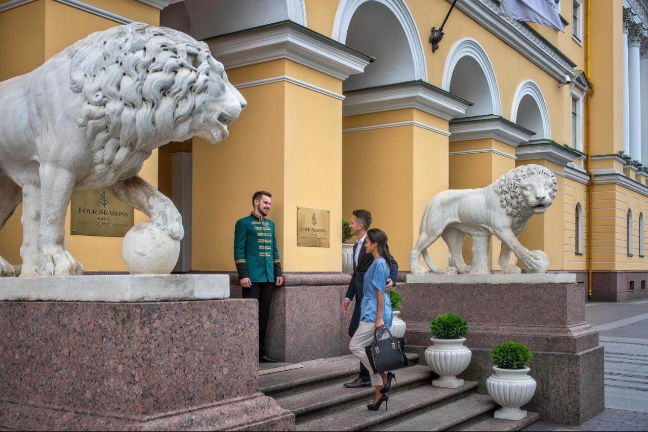 На входе встречает улыбчивый швейцар и два льва.