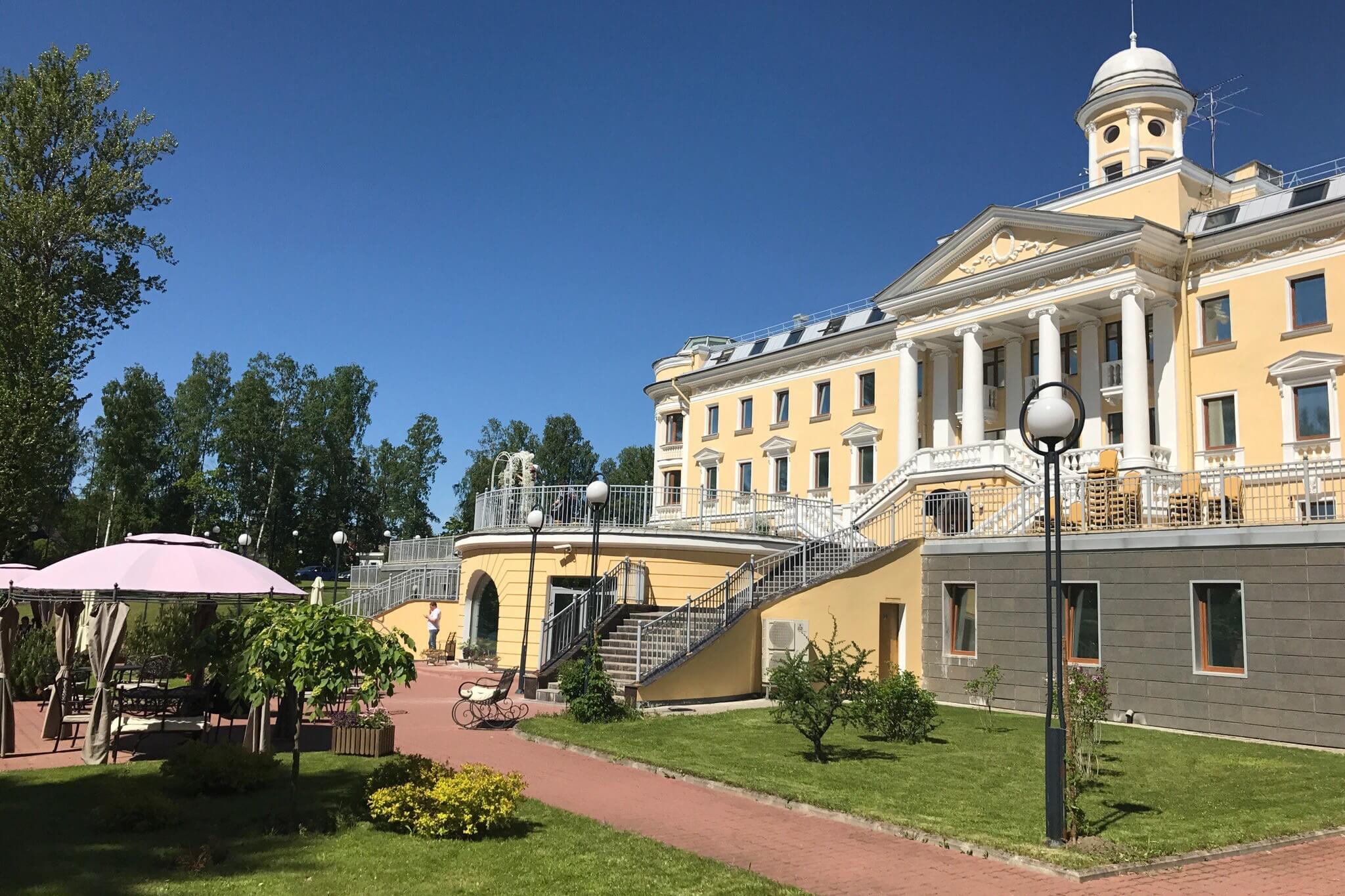 Главный гостиничный корпус - здание старинного особняка.