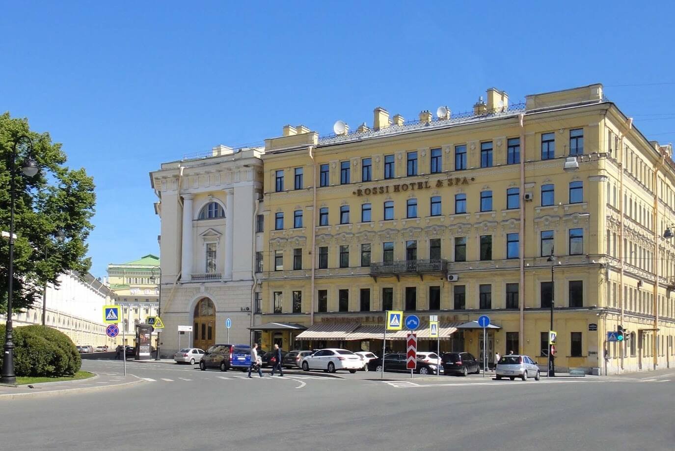 Рядом - Ломоносовский мост и сквер.