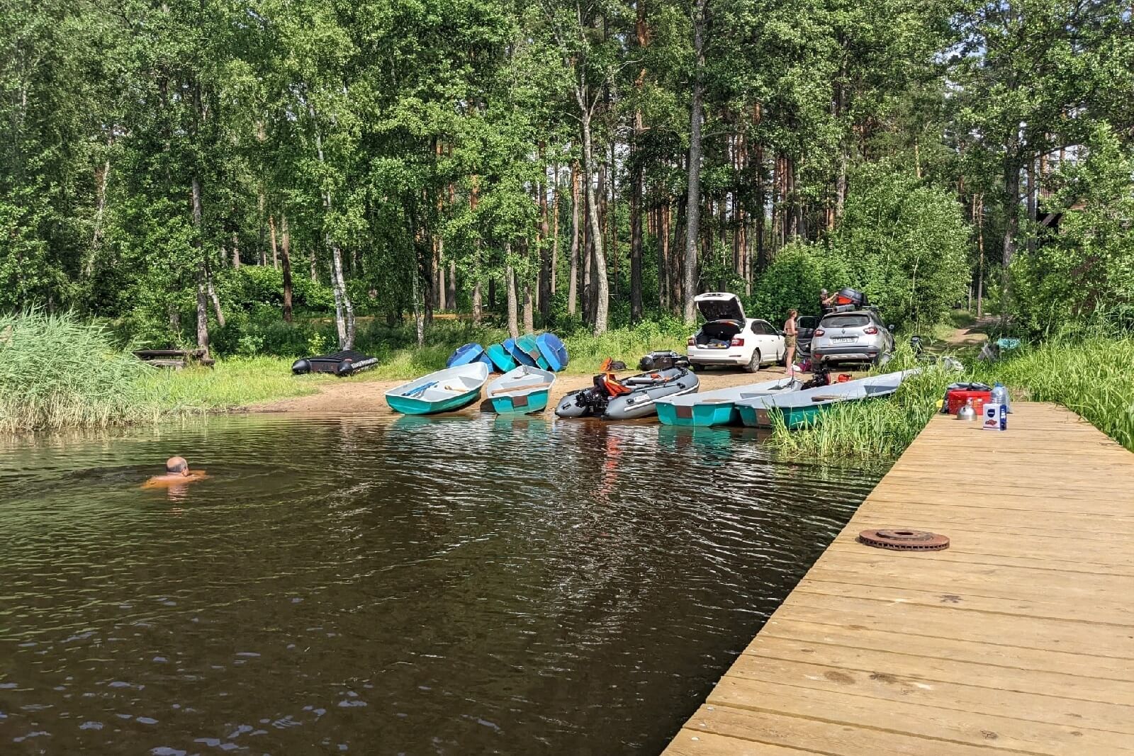 Деревянный пирс, пришвартованный моторные лодки.