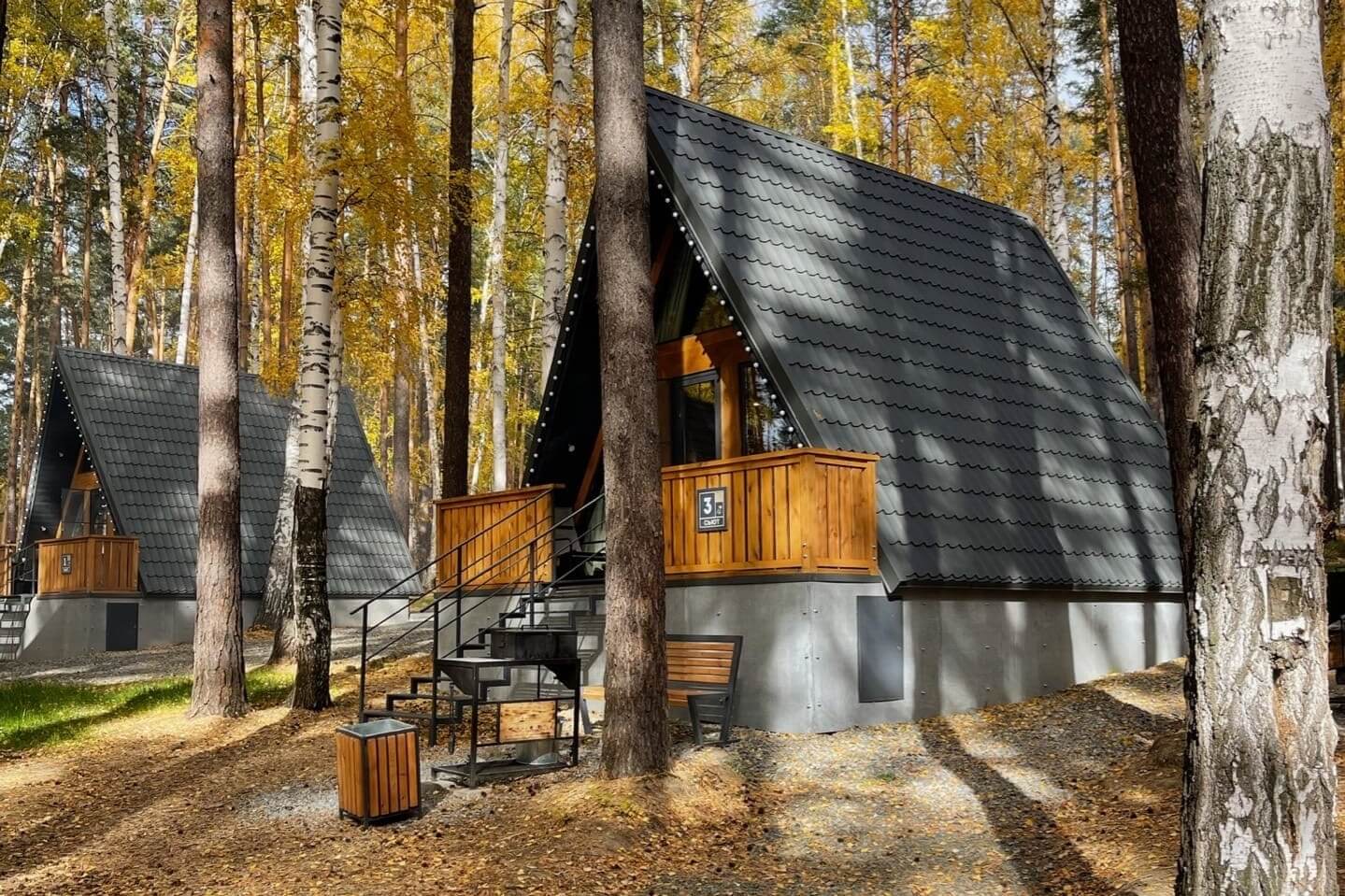 Осень в лесу, отдых в А-фрейм домике.