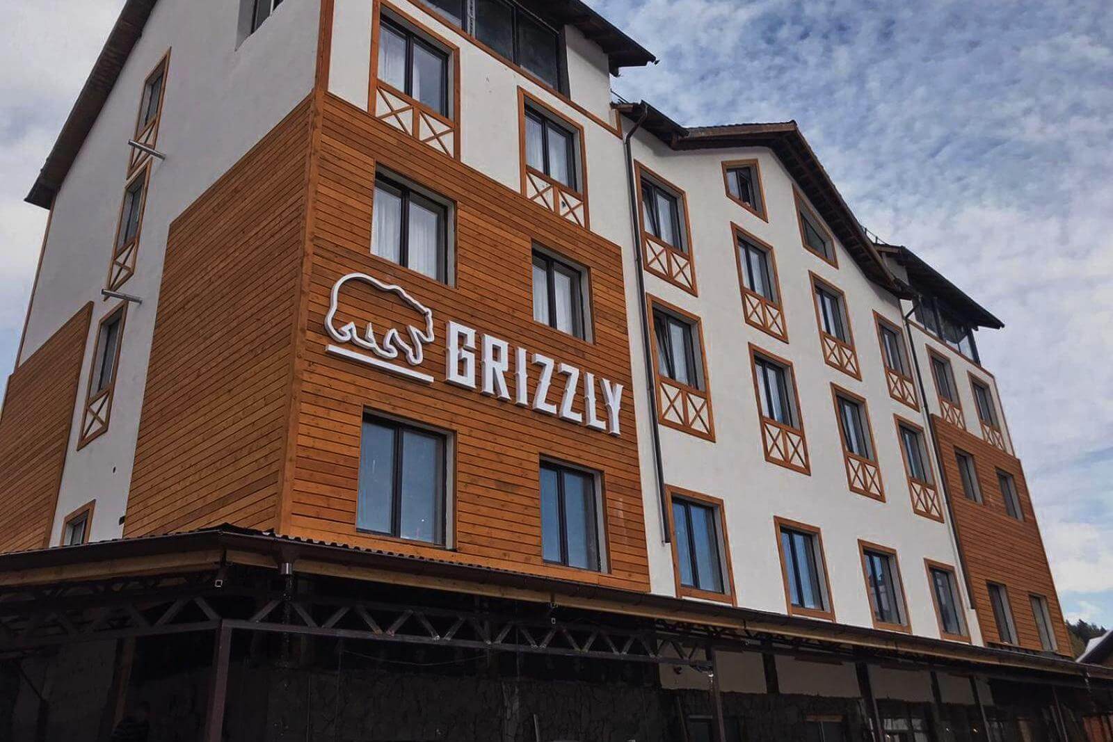 GRIZZLY. На логотипе изображен медведь.